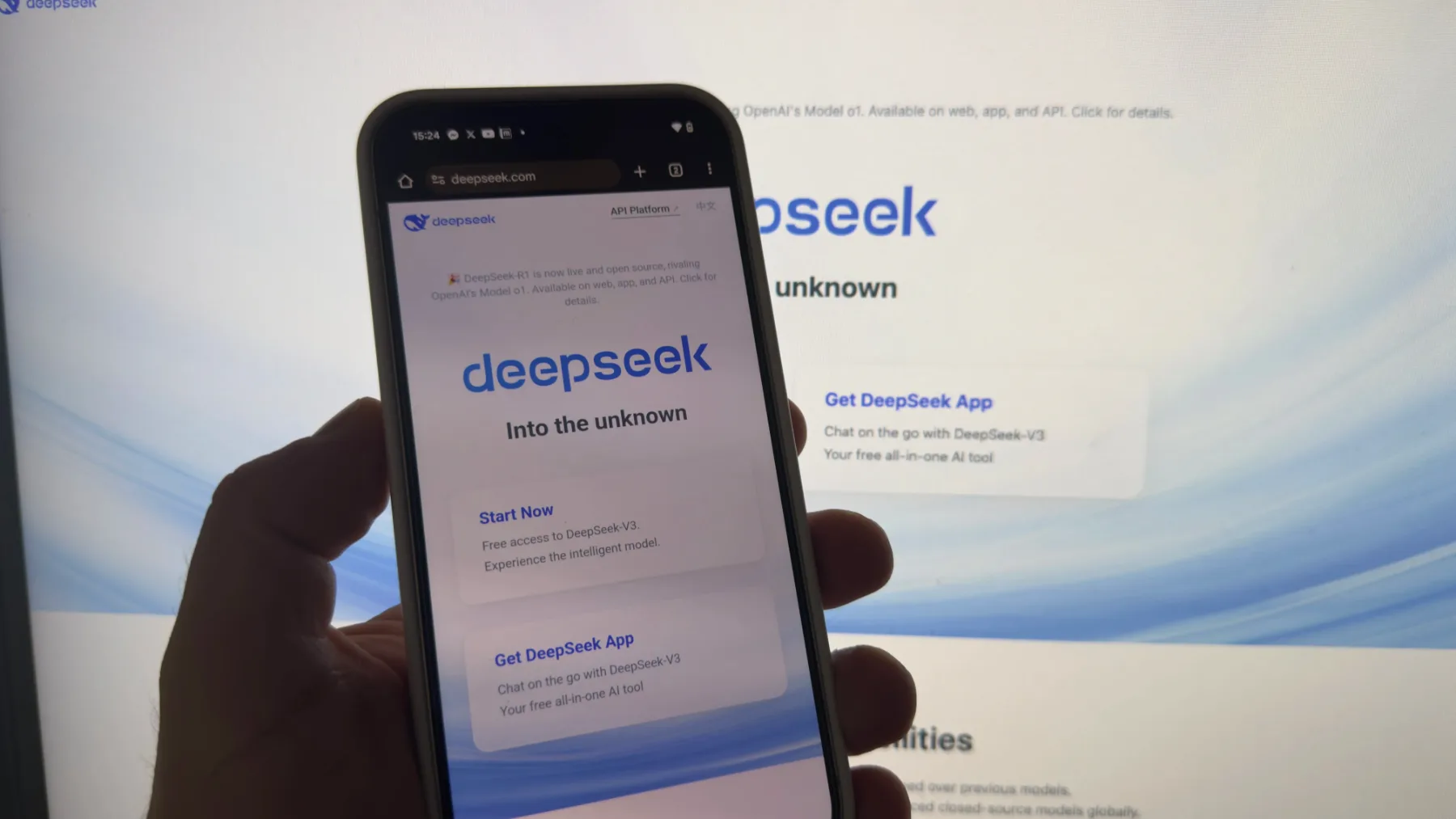 DeepSeek R1: kako je kitajski AI model pretresel svet in spremenil pravila Igre
