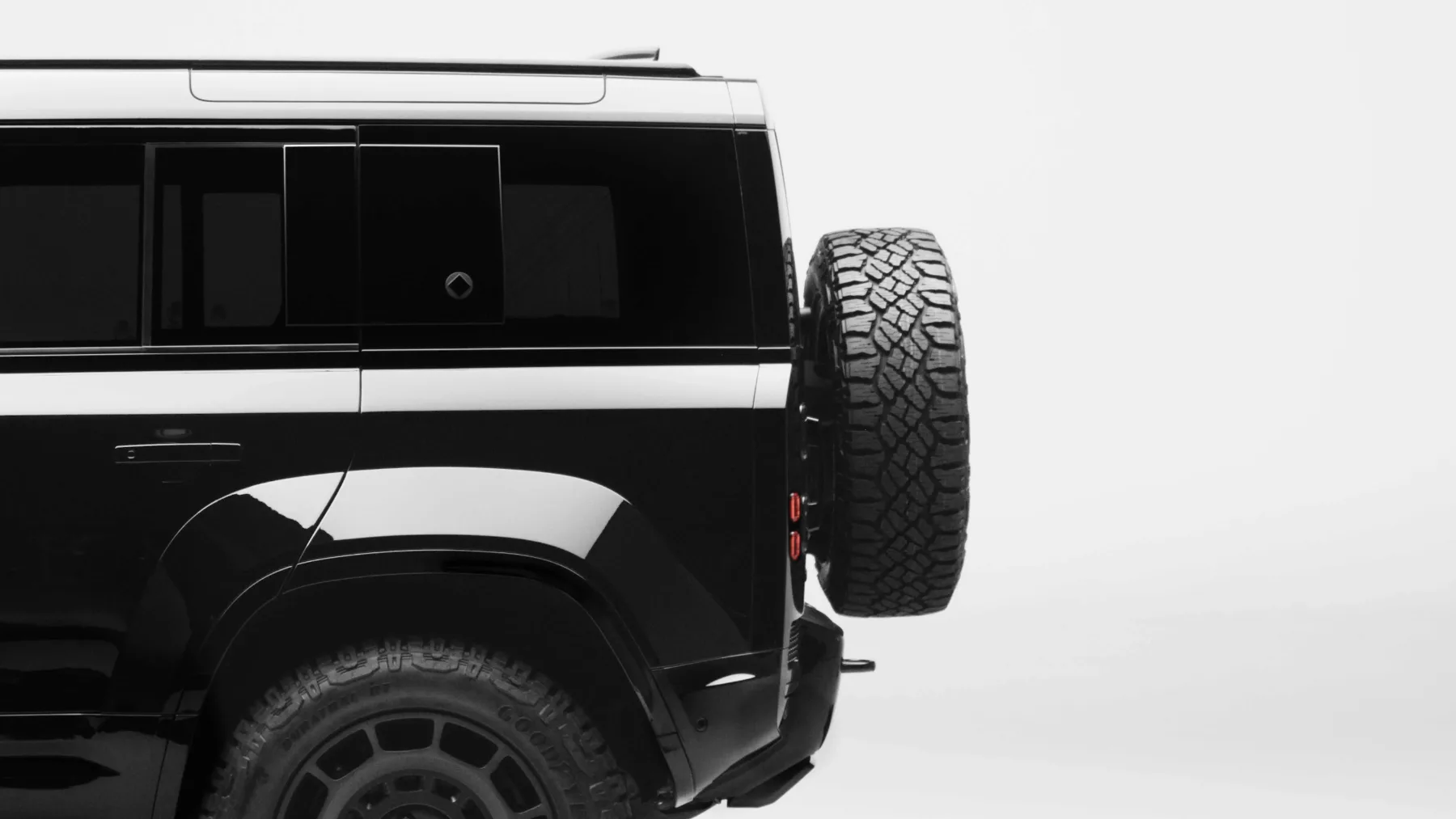 Defender OCTA Black: Luksuzni črni vitez, ki obvladuje skale in rock zvezdnike