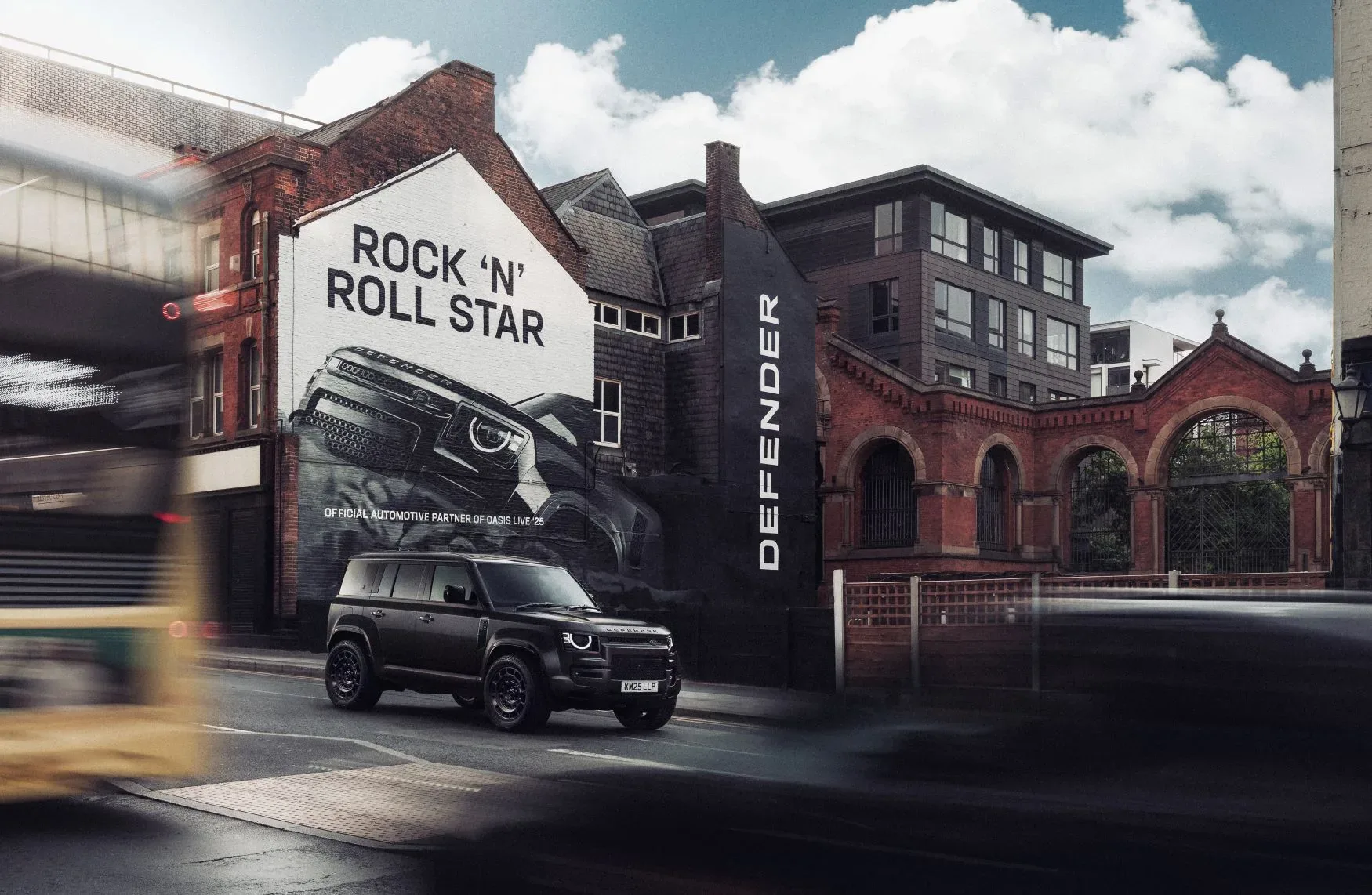 Defender OCTA Black: Luksuzni črni vitez, ki obvladuje skale in rock zvezdnike