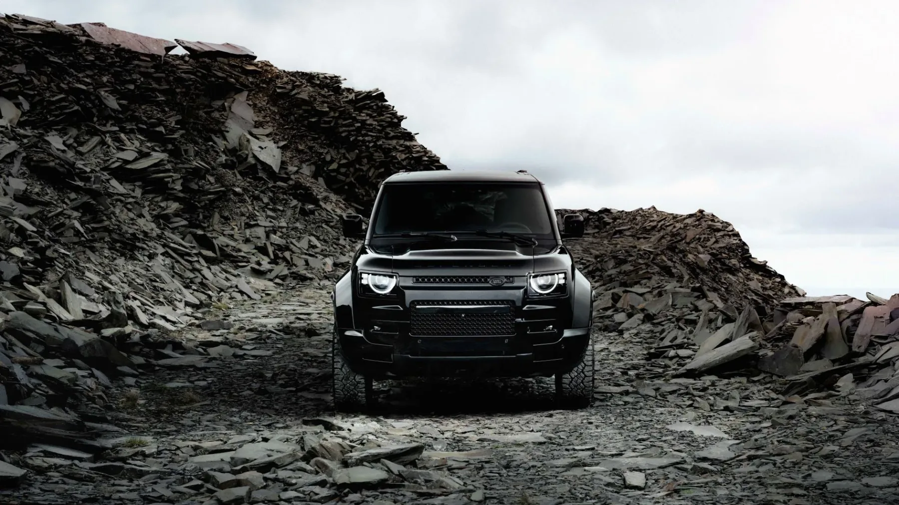 Defender OCTA Black: Luksuzni črni vitez, ki obvladuje skale in rock zvezdnike