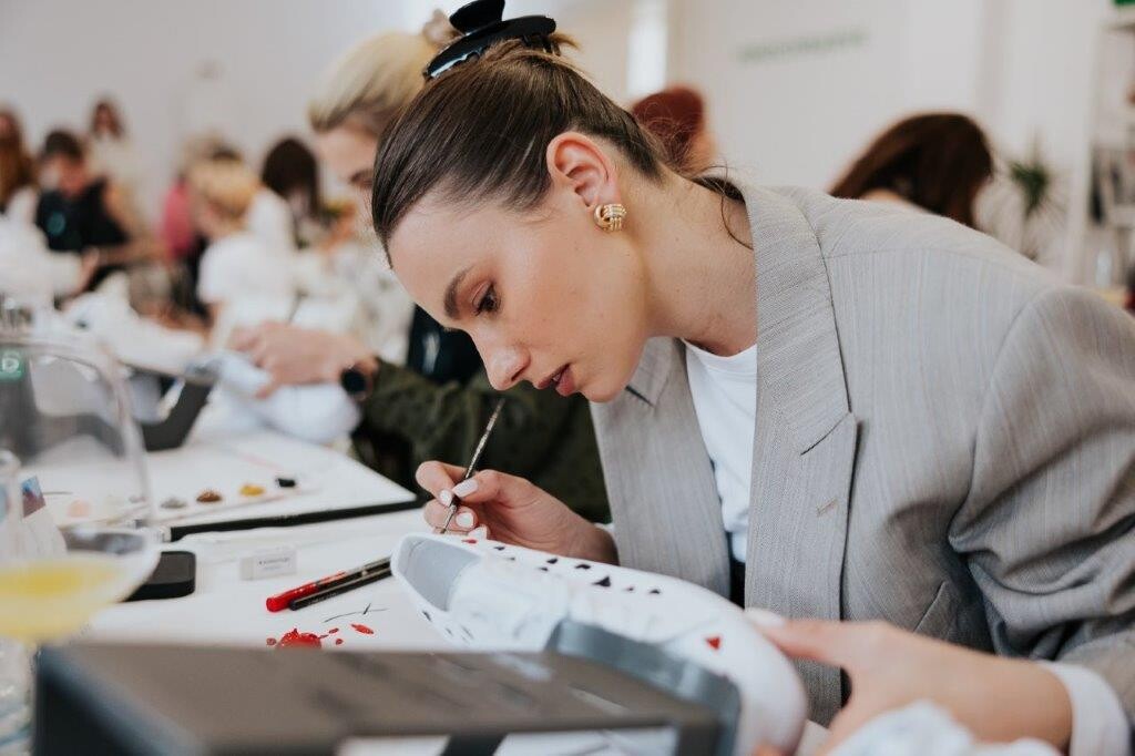 Deichmann trendi pomlad/poletje 2023 navdušili s kreativnimi poslikavami čevljev