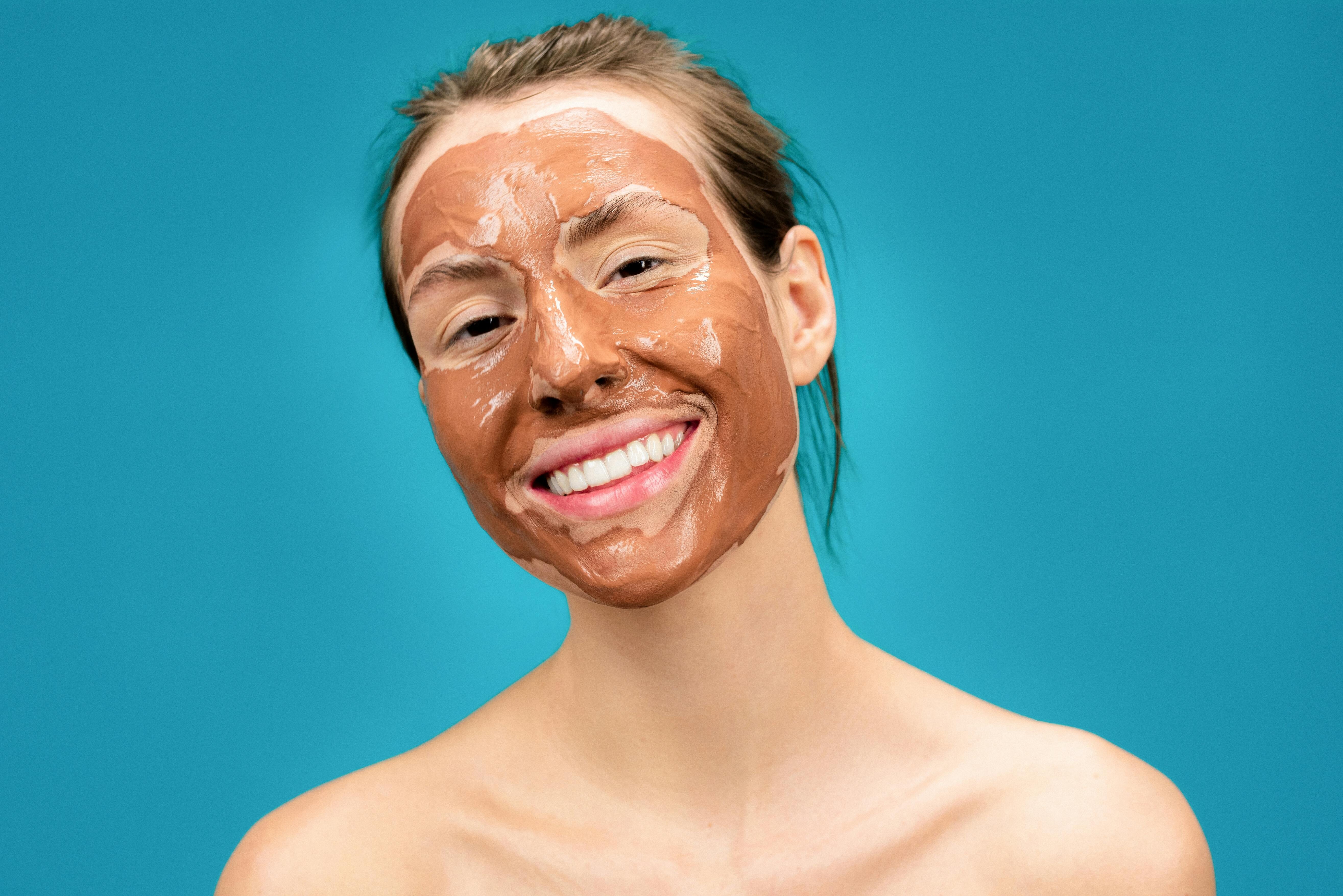 Dermatologi opozarjajo: če masko za obraz uporabljate na tak način, si delate več škode kot koristi