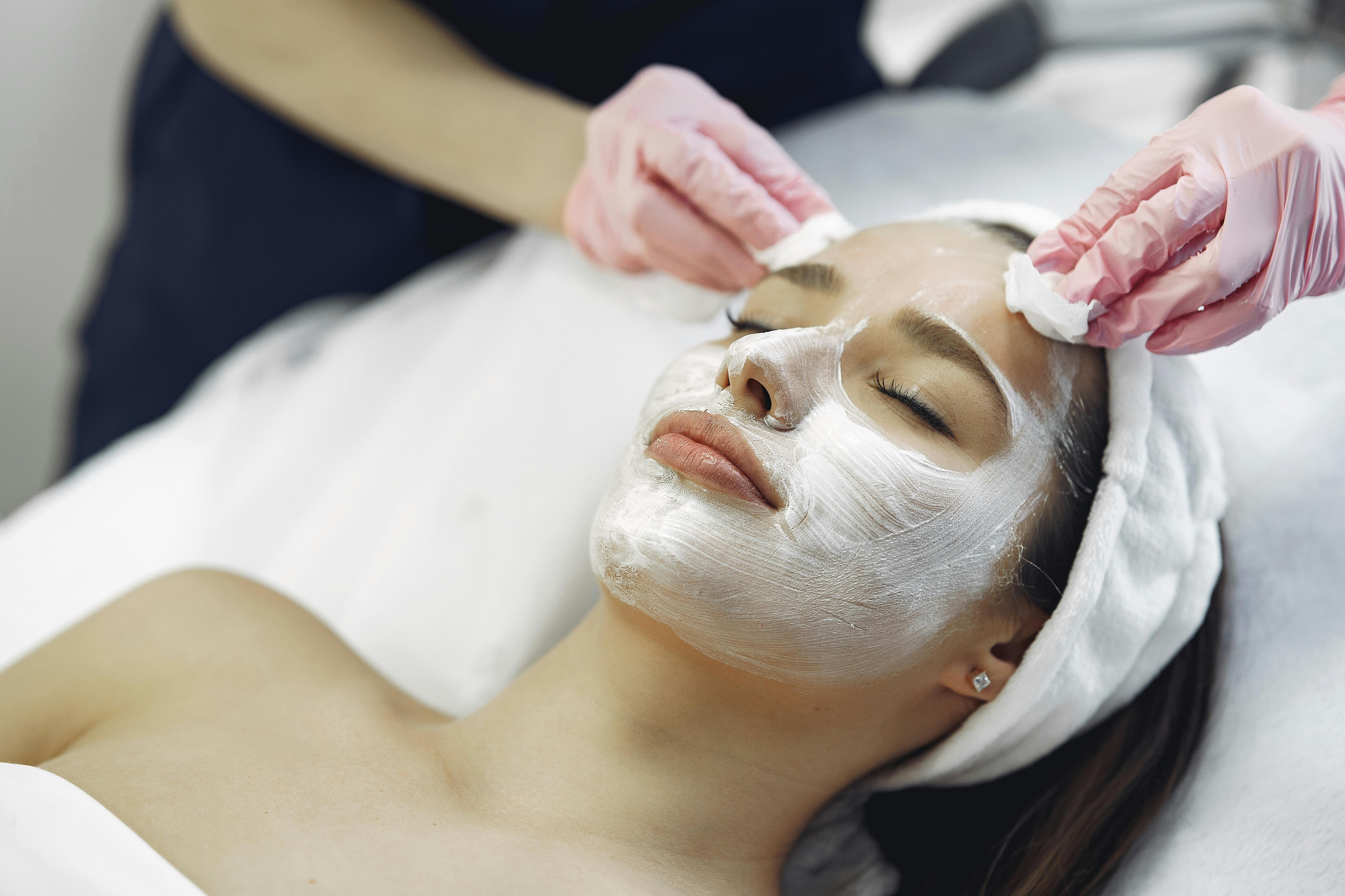 Dermatologi opozarjajo: če masko za obraz uporabljate na tak način, si delate več škode kot koristi