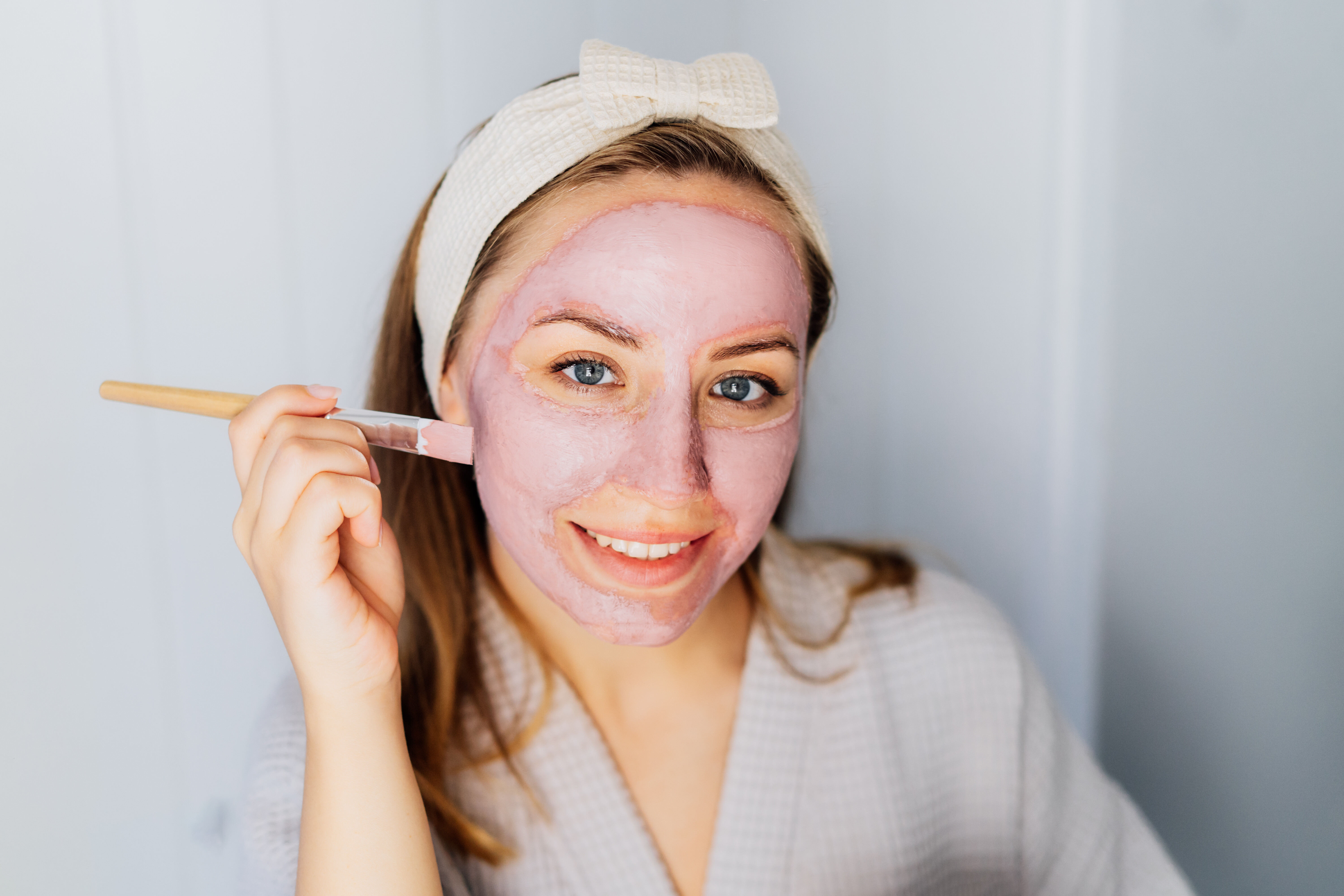 Dermatologi opozarjajo: če masko za obraz uporabljate na tak način, si delate več škode kot koristi