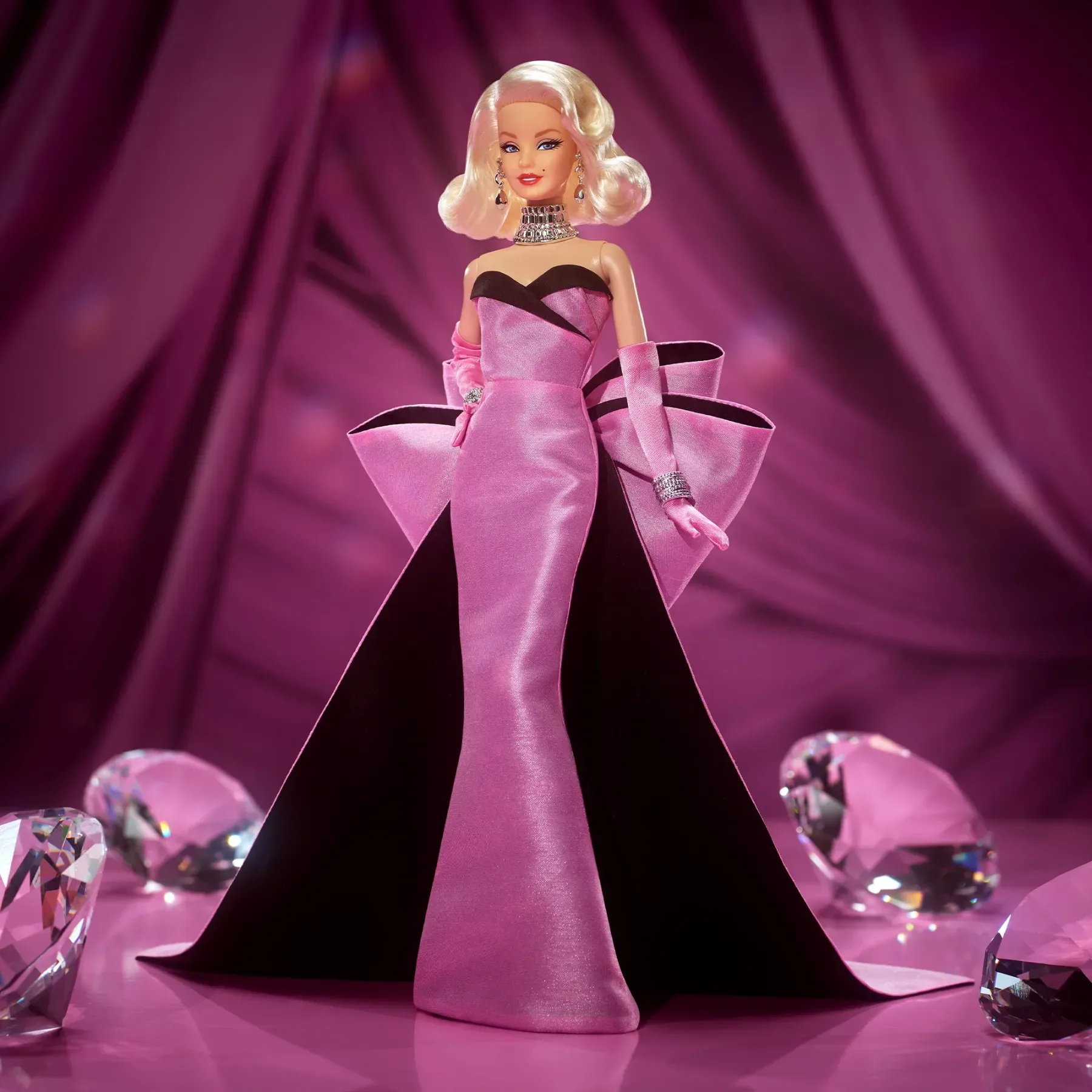 Diamanti so še vedno najboljši prijatelji: Mattel je predstavil novo Barbie kot Marilyn Monroe