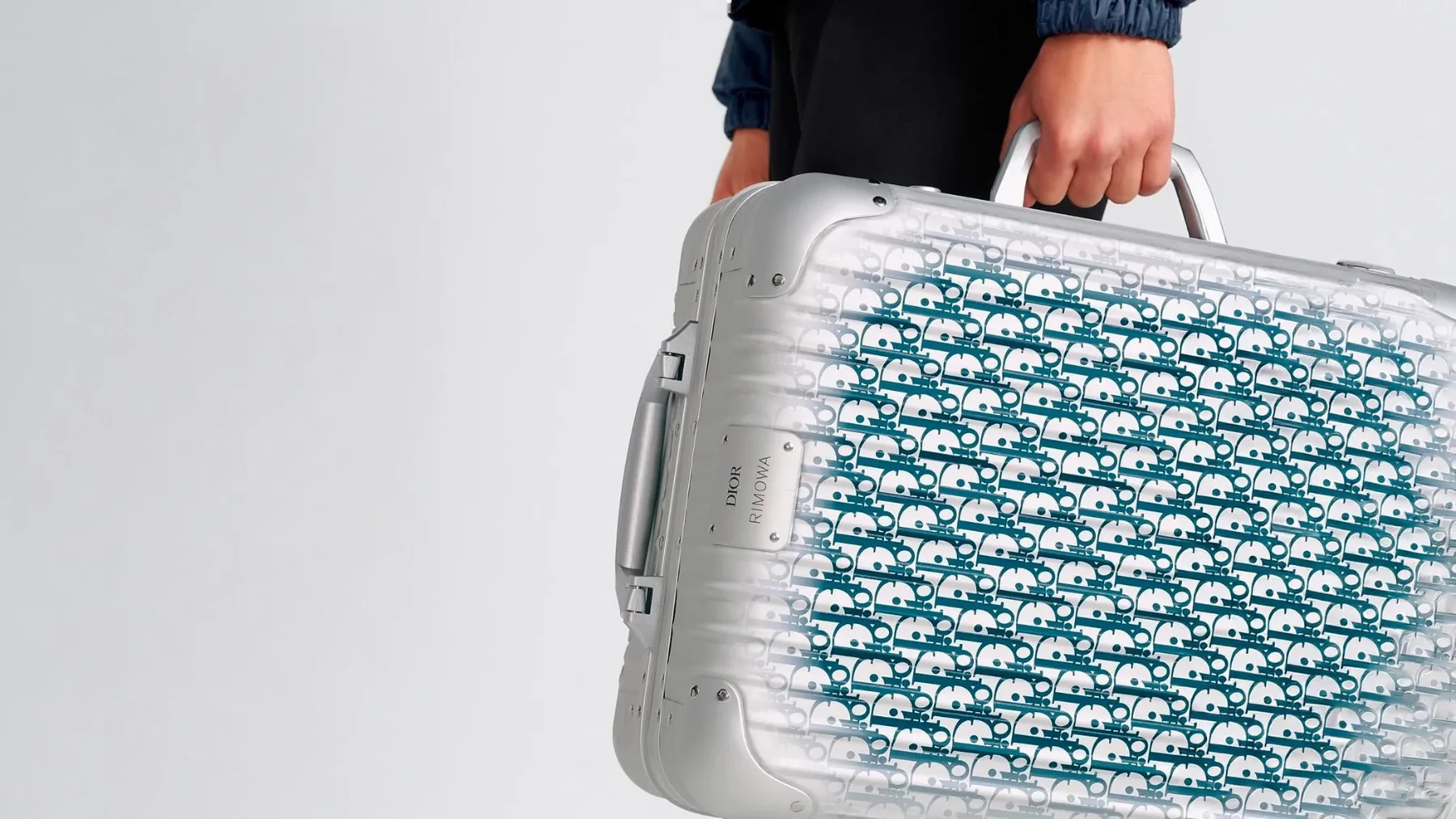Dior in Rimowa vračata kovček, zaradi katerega bi takoj rezervirali naslednje potovanje