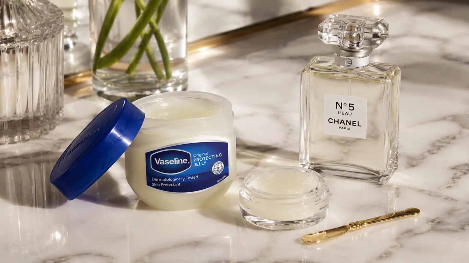 DIY dišeči balzam, ki poskrbi, da parfum zdrži od jutra do večera – trik je v vazelinu