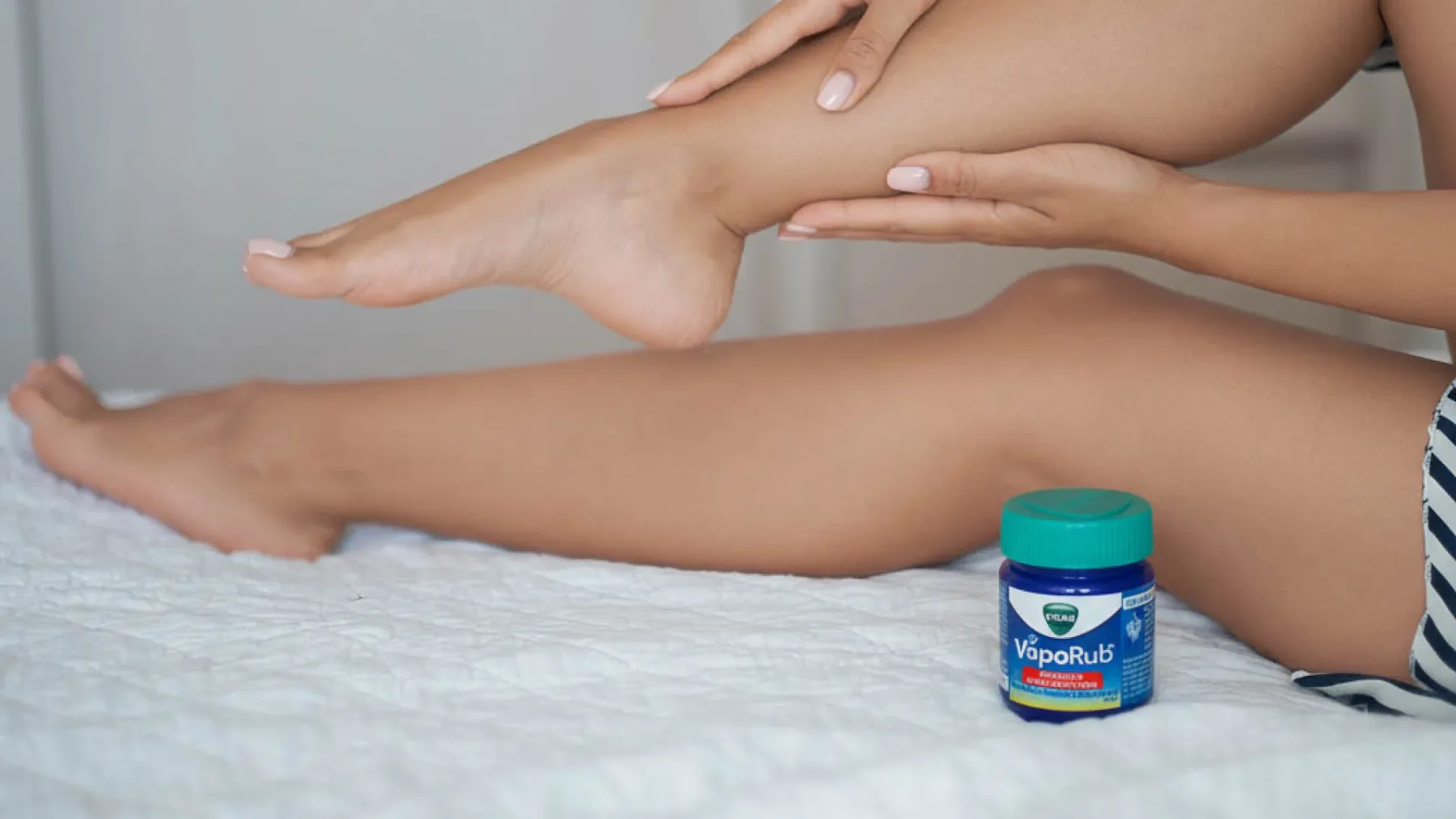 Domača krema proti pajkastim in krčnim žilam: naravna rešitev za bolj gladke noge z Vicks Vaporub!