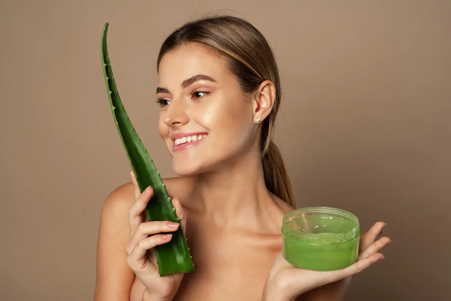 Domača maska za lase iz aloe vere: naravna rešitev za prhljaj, mastne lase in lomljenje!
