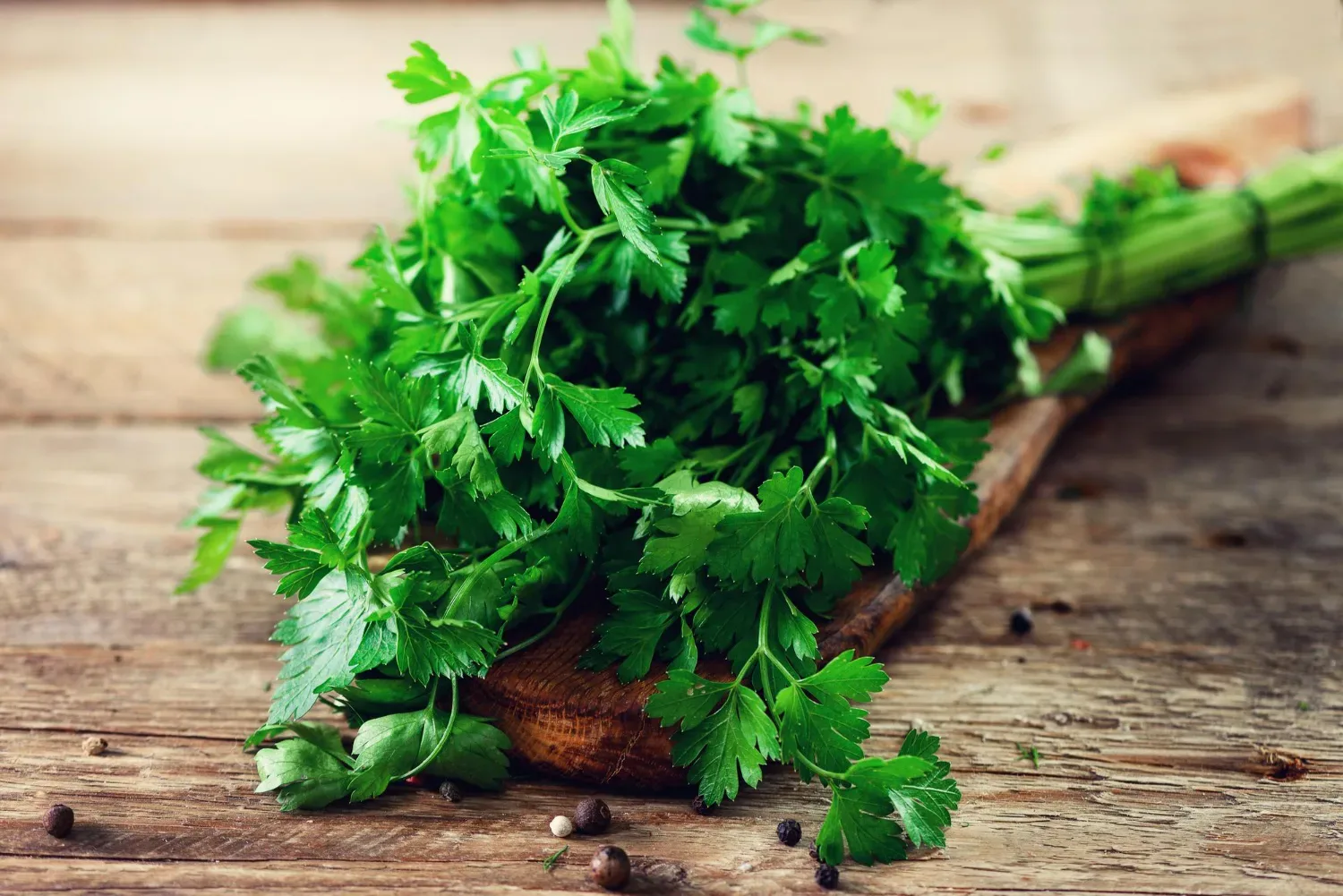 Domača nočna krema, ki briše gube in pigmentne madeže: recept za sijočo kožo!