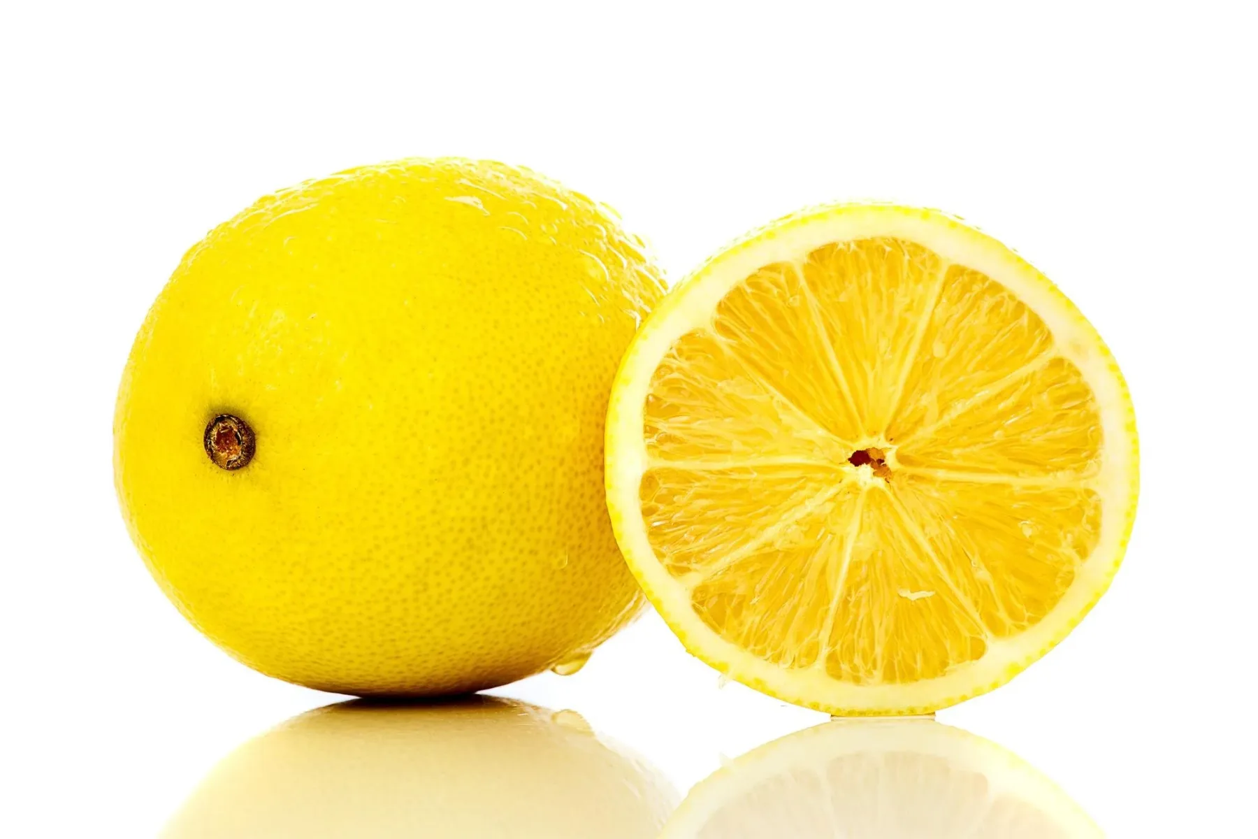 Domača nočna krema, ki briše gube in pigmentne madeže: recept za sijočo kožo!