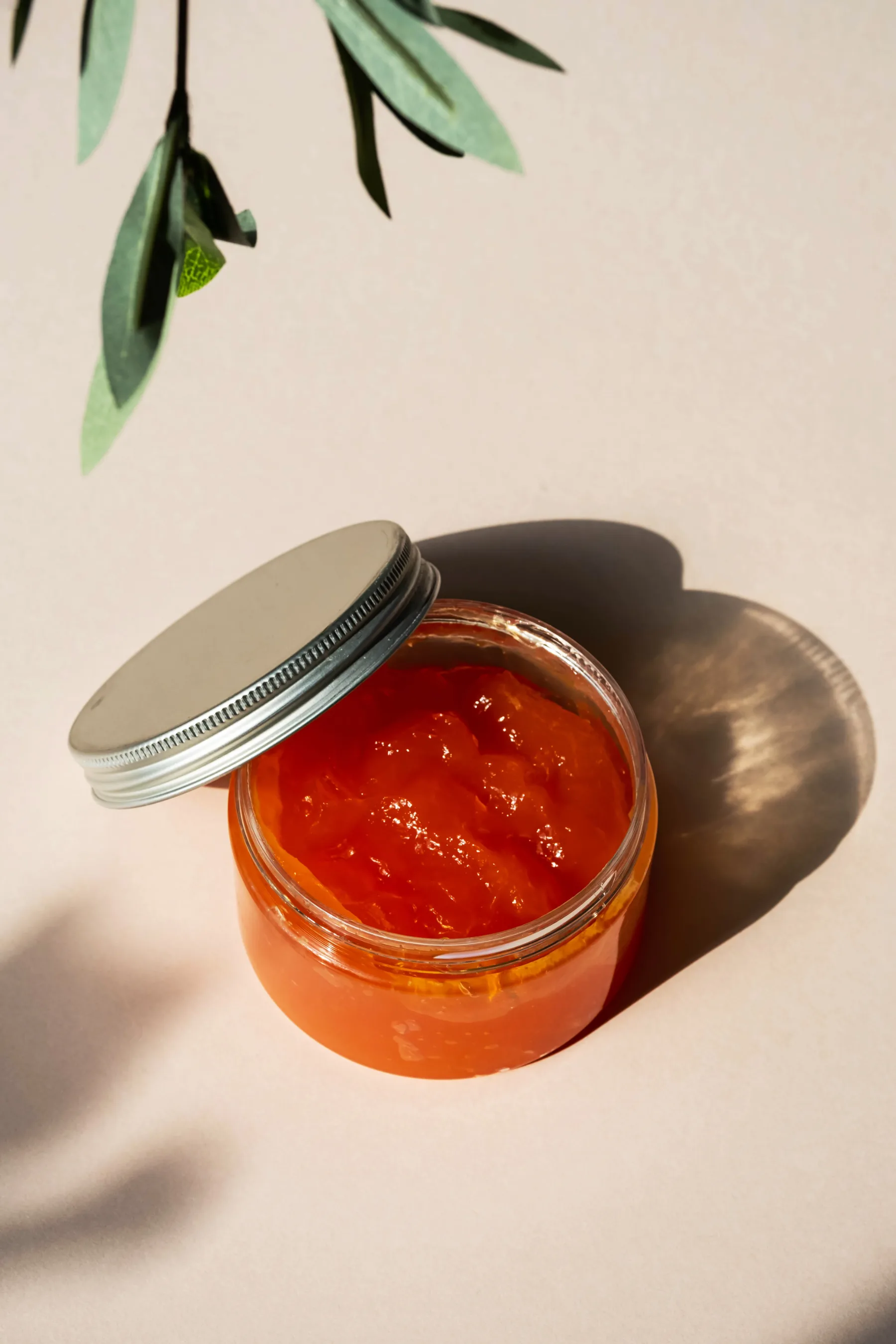 Domači serum z vitaminom C: beauty ritual, ki zbriše utrujenost in poudari sijaj tvoji koži