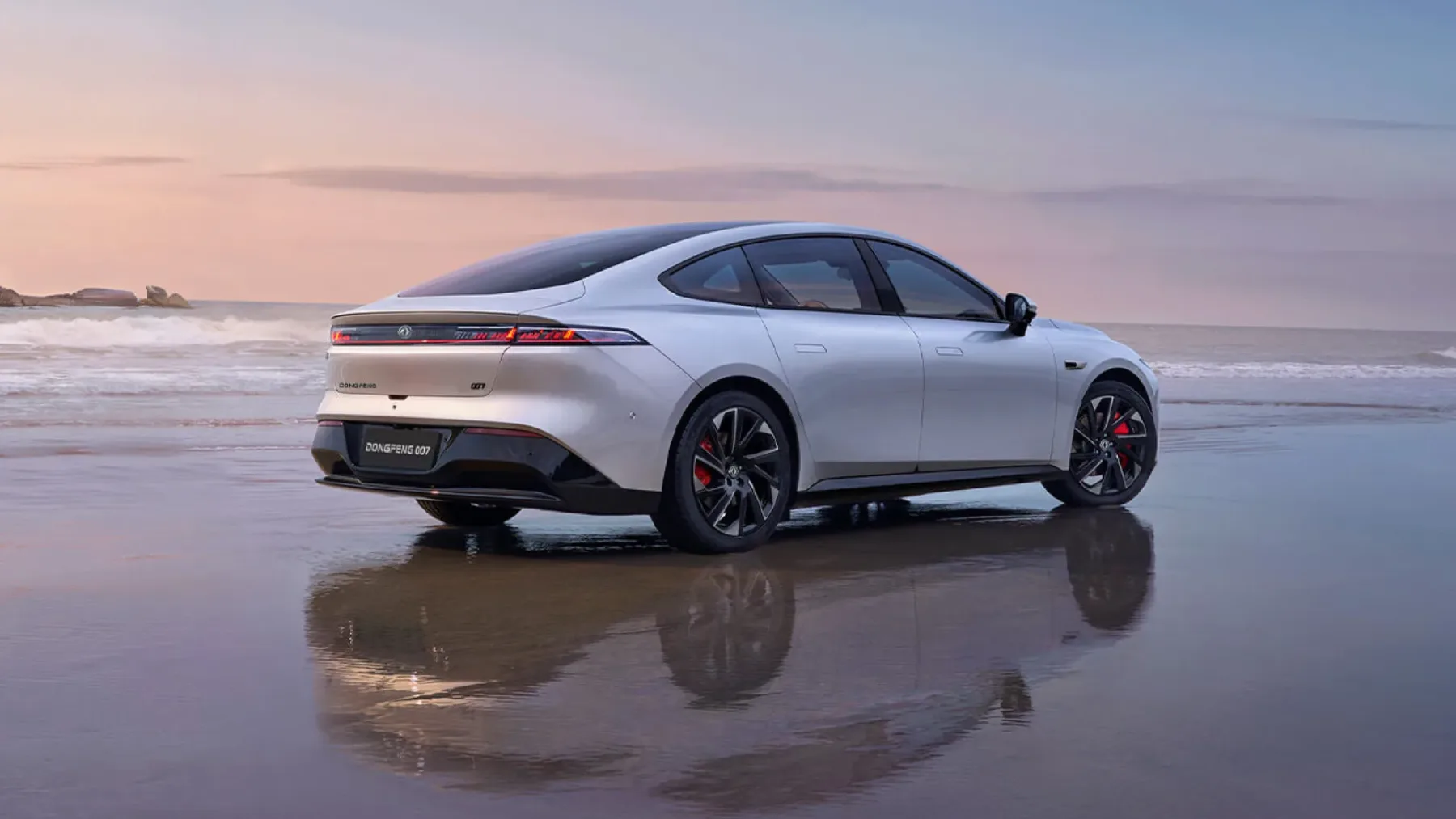 Dongfeng 007: kitajska električna limuzina za ceno VW Golfa