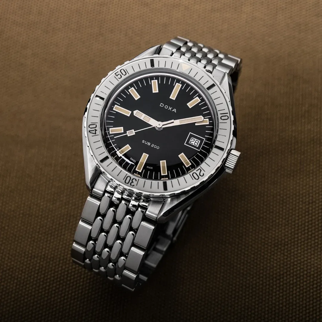 Doxa SUB 200 z jekleno luneto: Ko se potapljaška legenda obleče v smoking in zasije bolj kot Seiko, Longines ali Baltic
