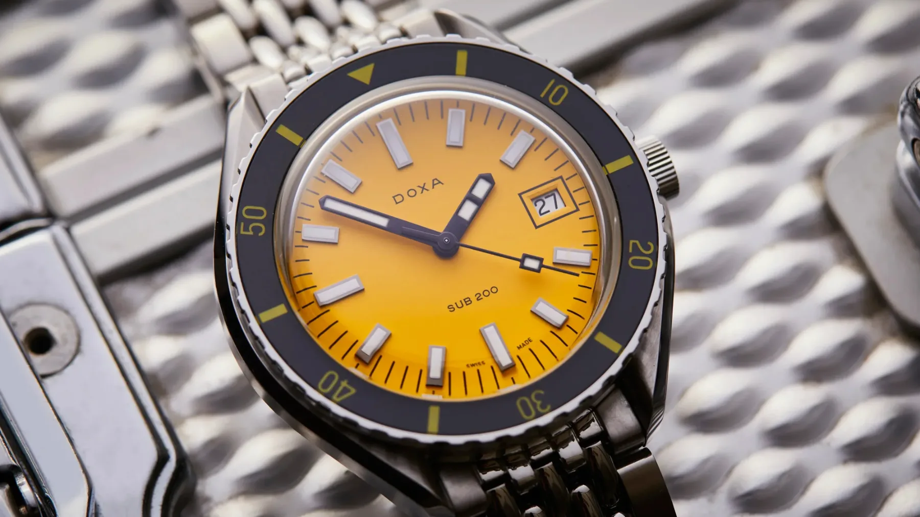 Doxa SUB 200 z jekleno luneto: Ko se potapljaška legenda obleče v smoking in zasije bolj kot Seiko, Longines ali Baltic
