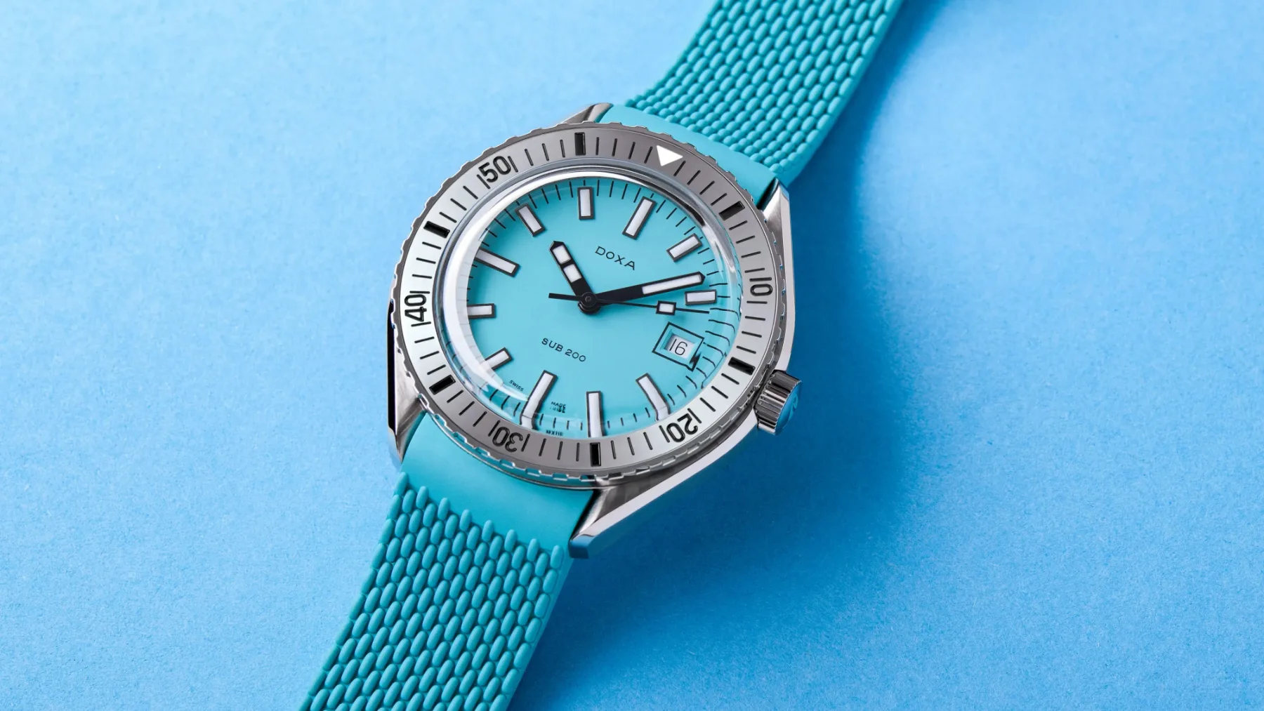 Doxa SUB 200 z jekleno luneto: Ko se potapljaška legenda obleče v smoking in zasije bolj kot Seiko, Longines ali Baltic