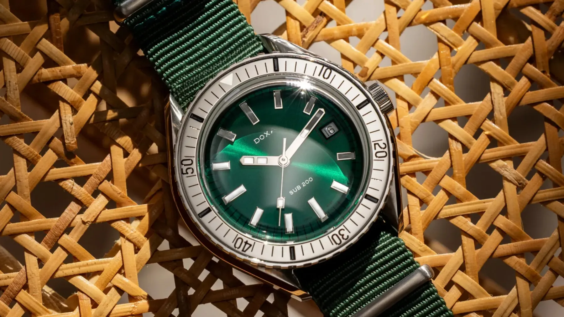 Doxa SUB 200 z jekleno luneto: Ko se potapljaška legenda obleče v smoking in zasije bolj kot Seiko, Longines ali Baltic