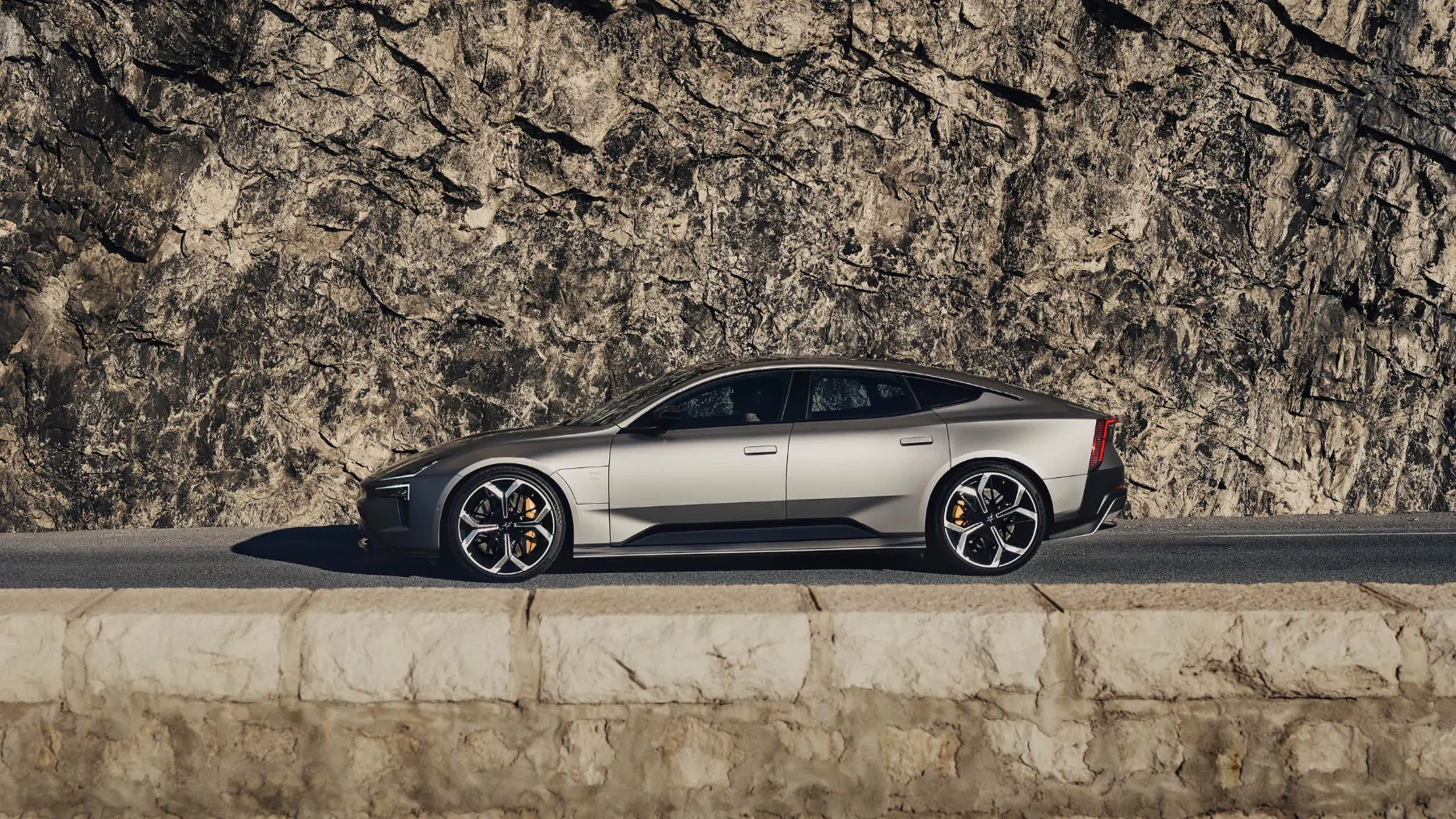 Drugačna lepota – Polestar 5: Švedski električni grand tourer, ki hoče biti Taycanov najhujši tekmec