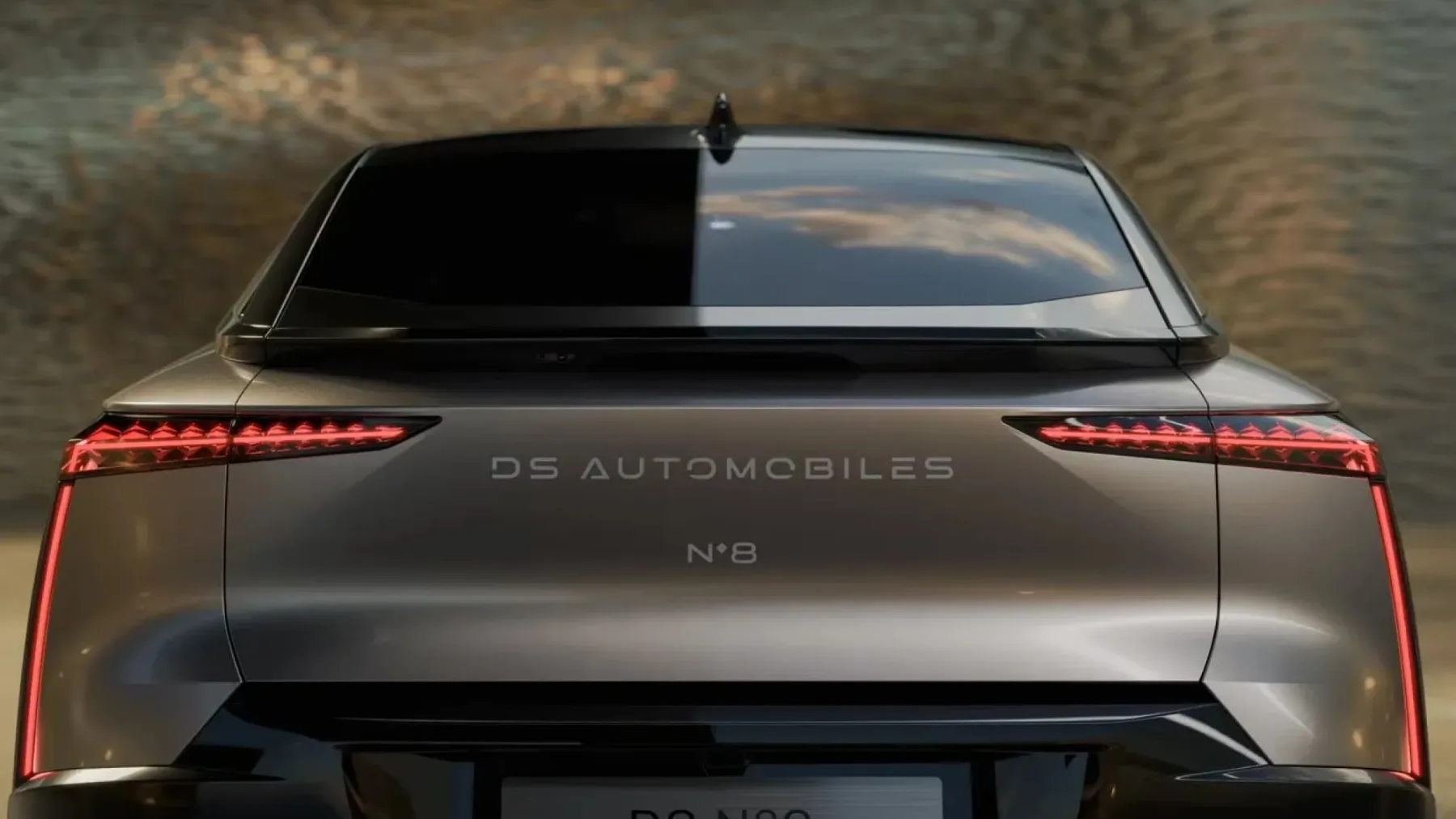 DS N°8: znane so cene za francoskega aristokrata, ki si upa v nemški klub