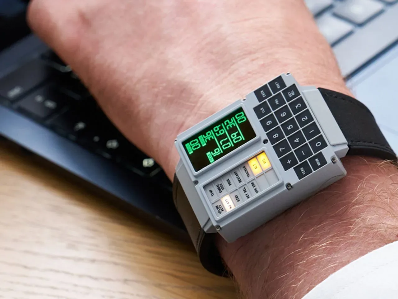 DSKY Moonwatch: Retro-futuristična ura za sodobne astronavte