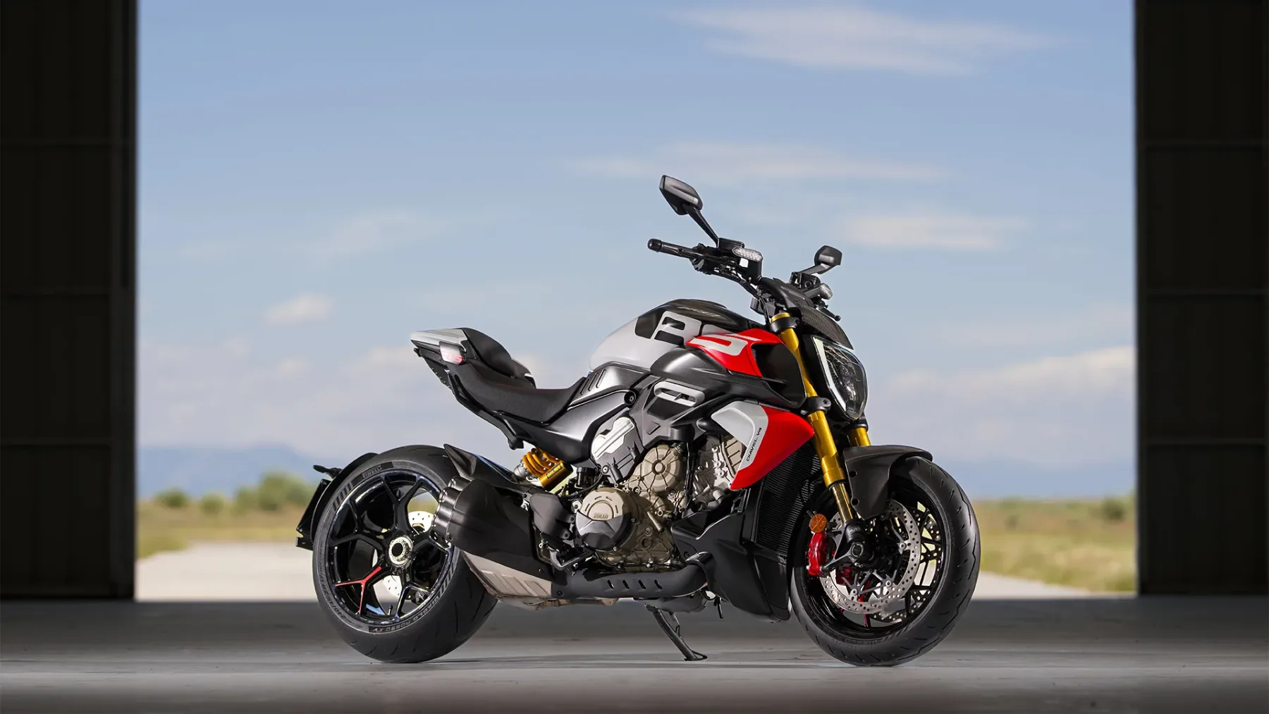 Ducati Diavel V4 RS in Multistrada V4 RS 2026: Ko asfalt postane tvoj oder