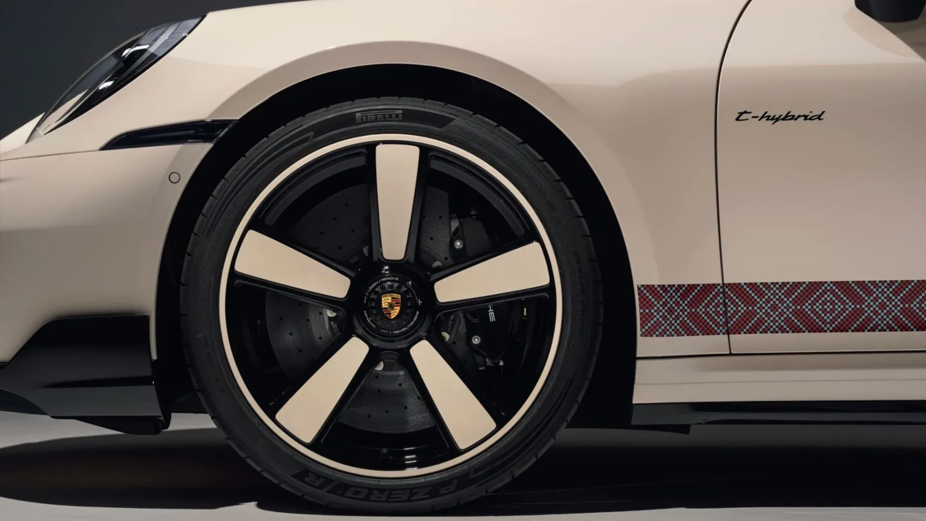 Ekskluzivni Porsche 911 Turbo S Sadu Edition: Ko 701 konjev obleče beduinski šotor
