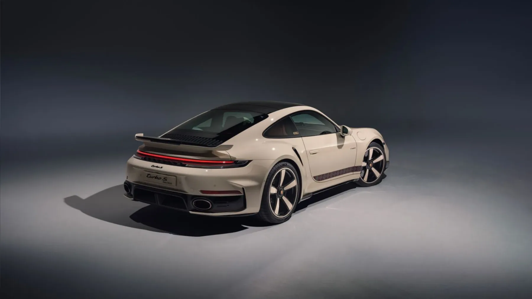 Ekskluzivni Porsche 911 Turbo S Sadu Edition: Ko 701 konjev obleče beduinski šotor