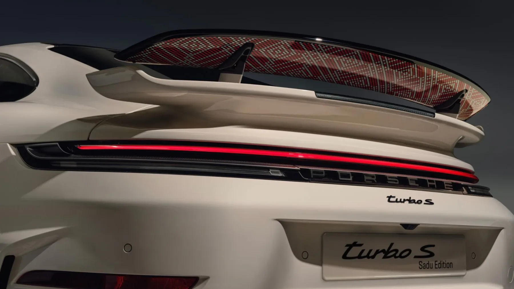 Ekskluzivni Porsche 911 Turbo S Sadu Edition: Ko 701 konjev obleče beduinski šotor
