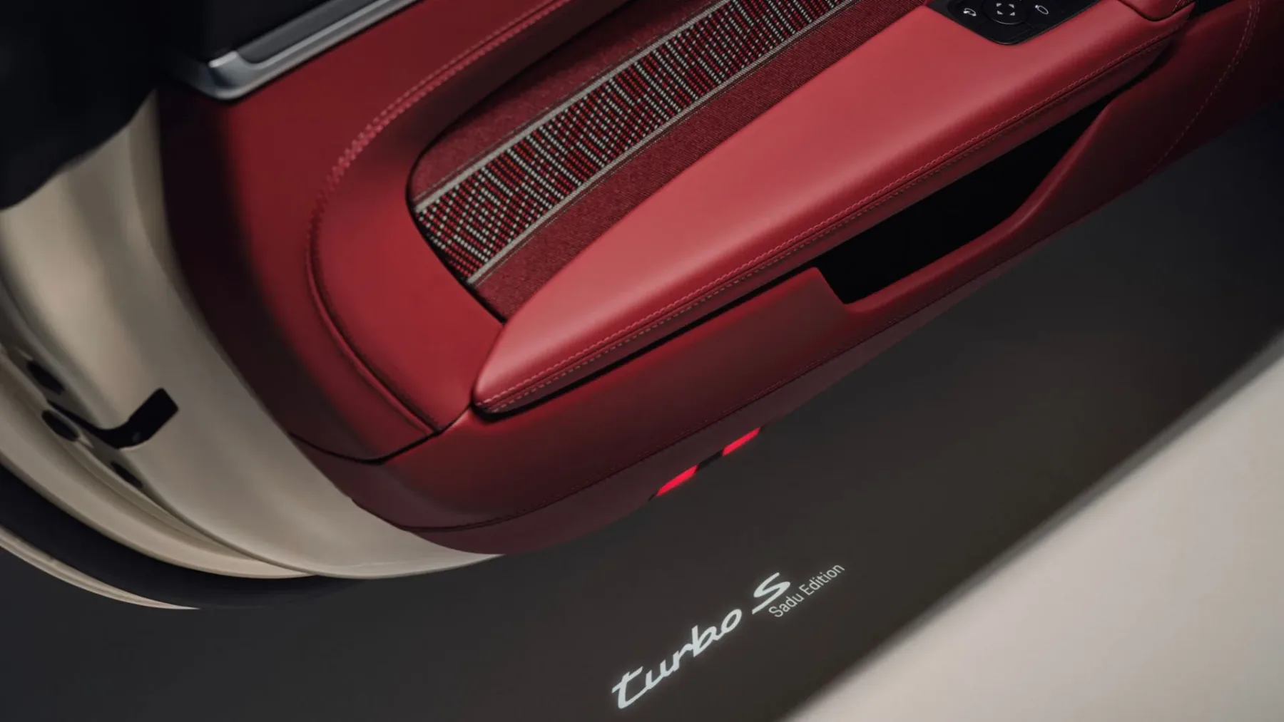 Ekskluzivni Porsche 911 Turbo S Sadu Edition: Ko 701 konjev obleče beduinski šotor