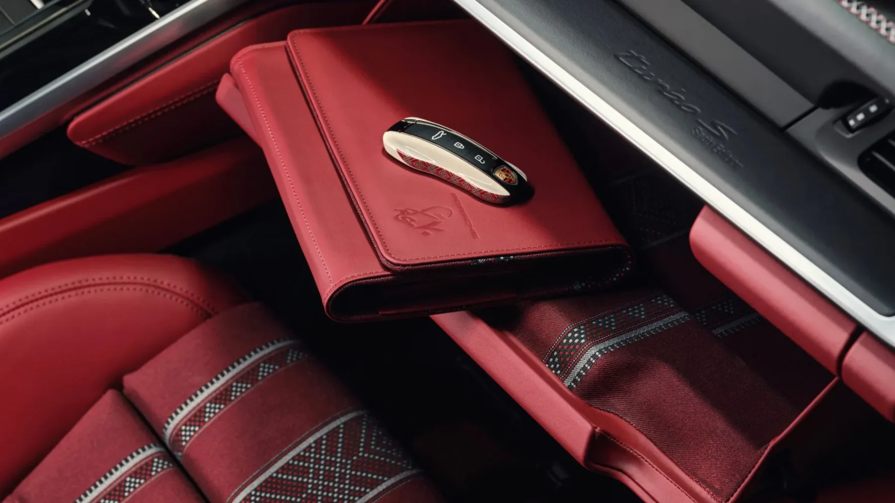 Ekskluzivni Porsche 911 Turbo S Sadu Edition: Ko 701 konjev obleče beduinski šotor