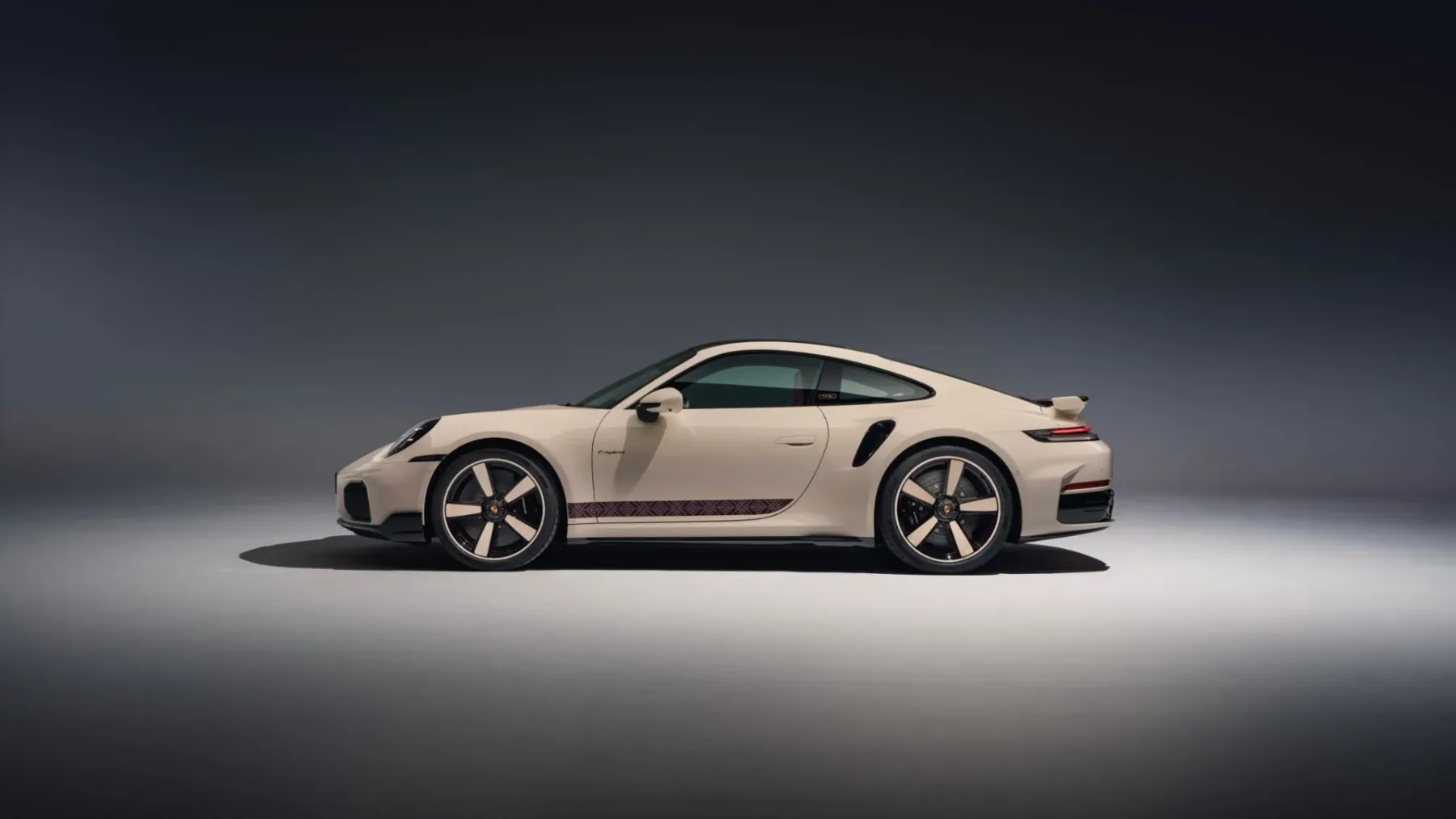 Ekskluzivni Porsche 911 Turbo S Sadu Edition: Ko 701 konjev obleče beduinski šotor