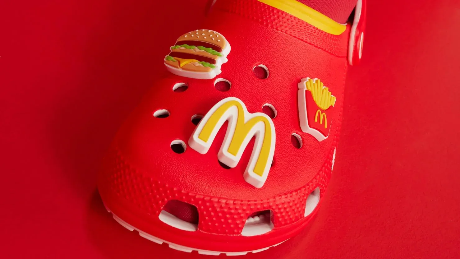 Ekskluzivno: Crocs in McDonald’s ustvarila Happy Meal čevlje, ki ti pričarajo nasmeh!