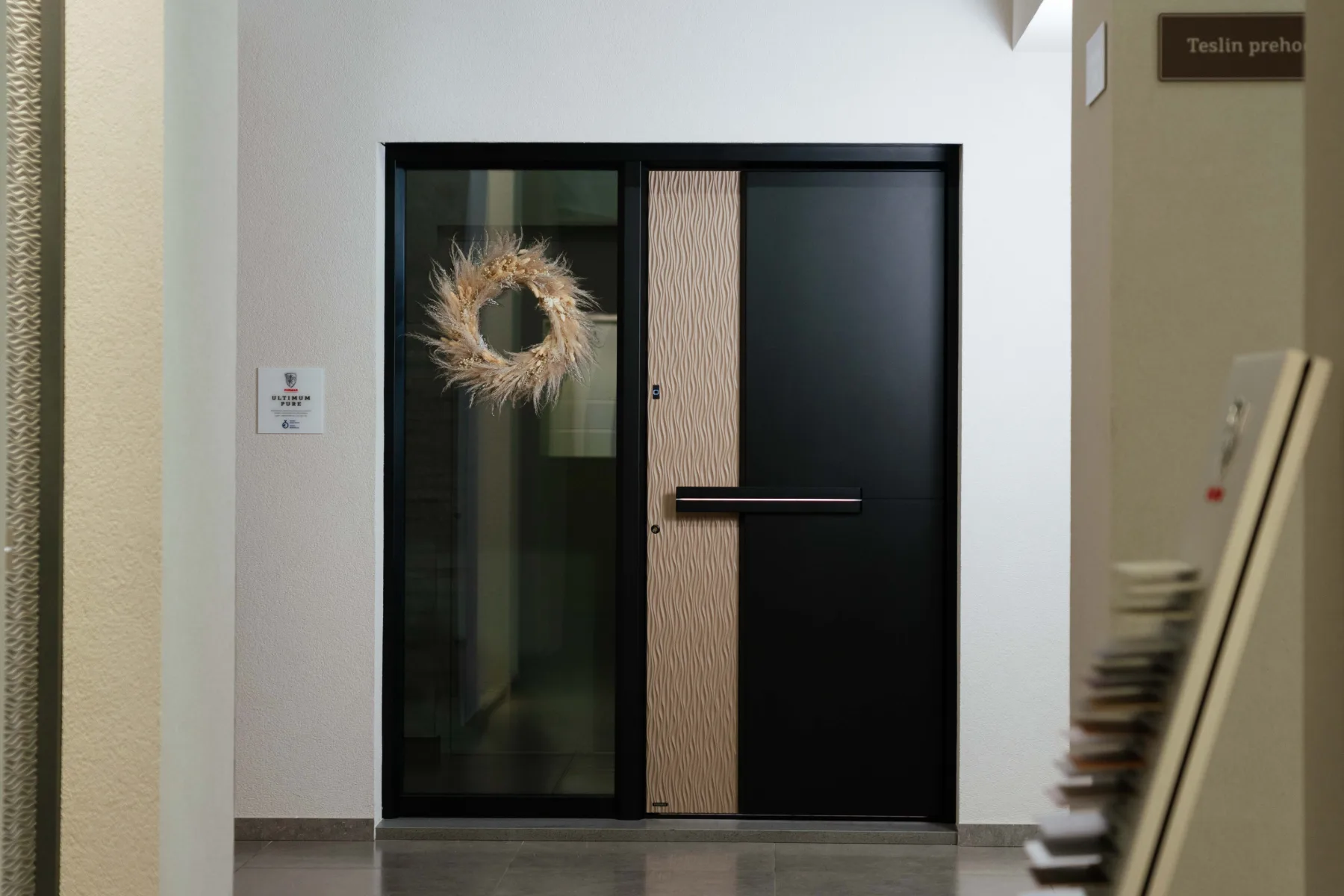 Elegantna okrasitev vhodnih vrat z dekorativnimi venčki