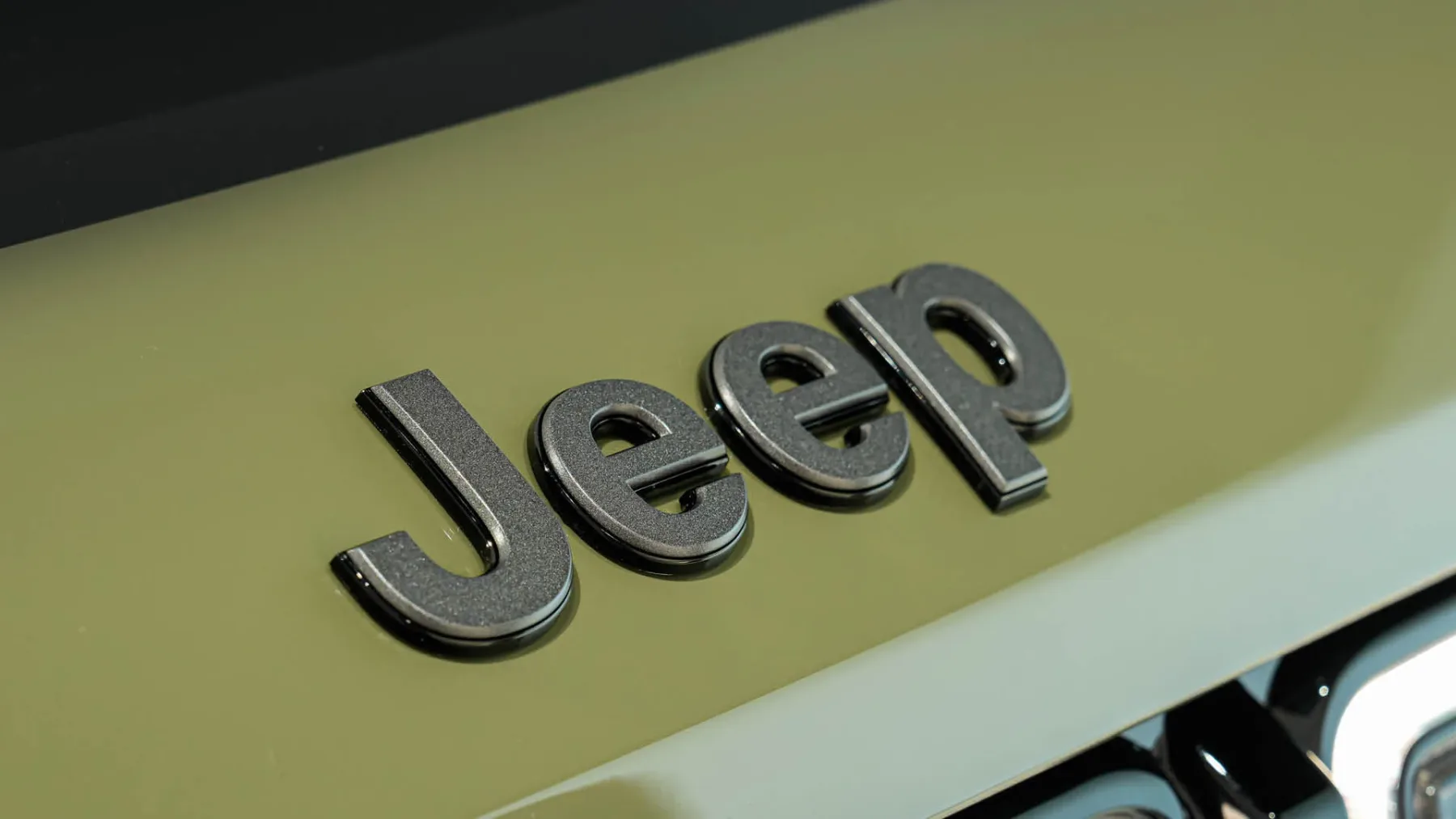 Električni Jeep Recon 2026: Električni terenec, ki zgrmi do stotice hitreje kot tvoja kavna mašina