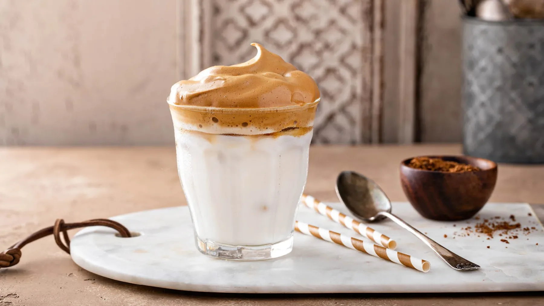 Enostaven recept za popolno Dalgona Coffee, ki jo pripraviš v 5 minutah in izgleda kot iz kavarne