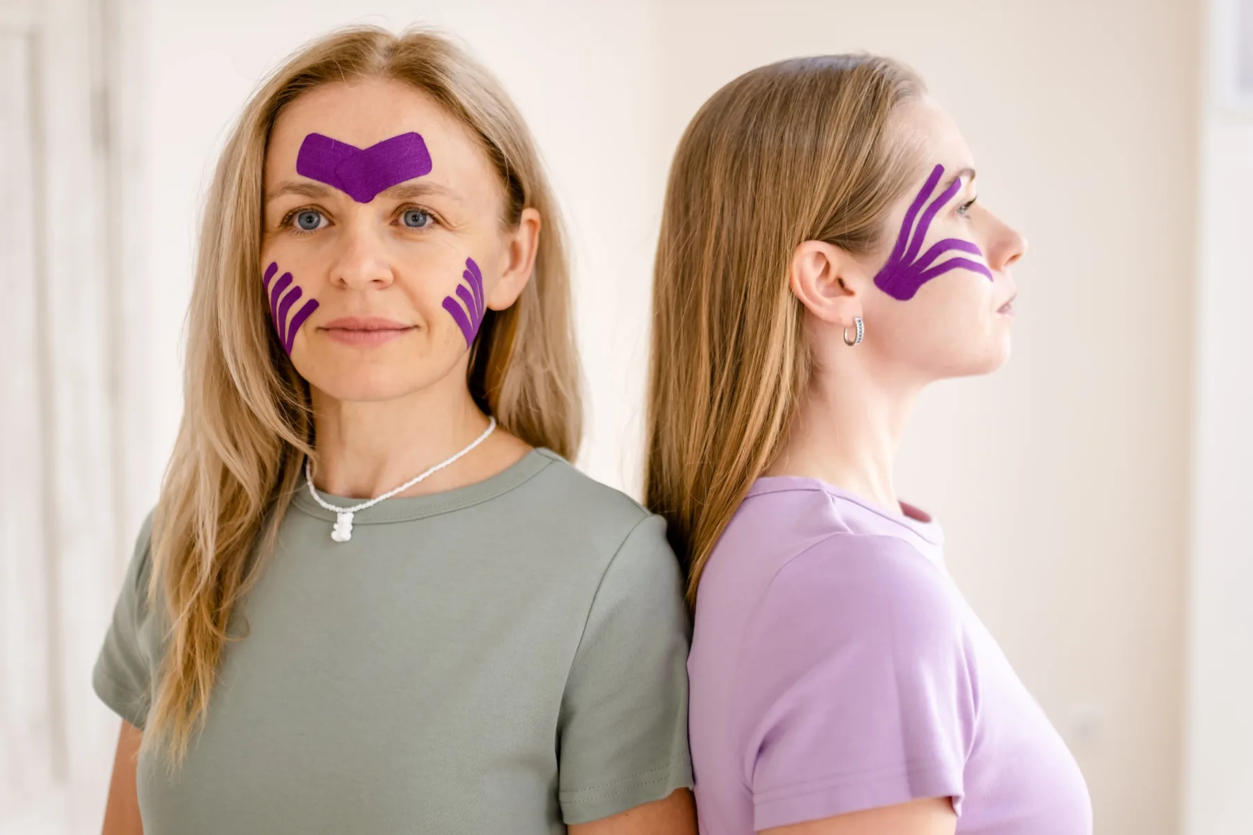 Face taping: Lepotni trik, ki briše gube čez noč – ali res deluje?