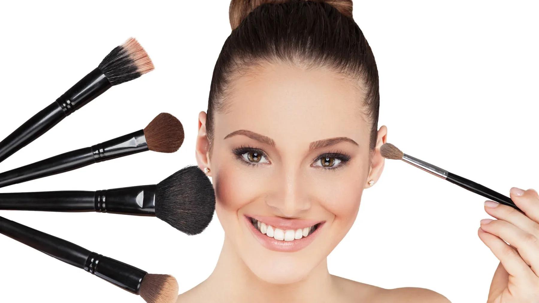 Facelift makeup je trend leta 2025 – TikTok razkriva trike za mladosten videz brez botoksa in filerjev