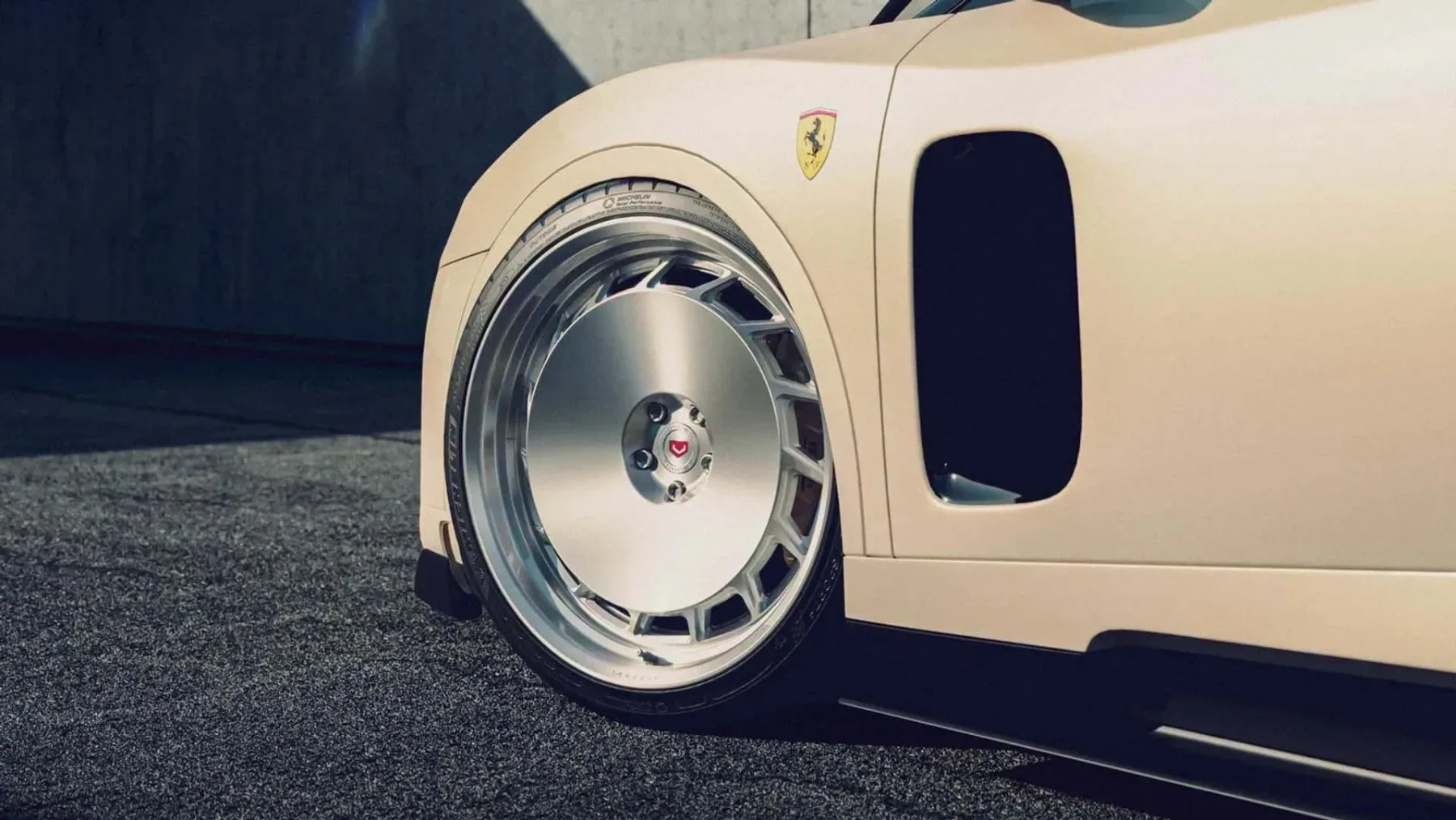 Ferrari Luce Vossen Tuning: Ko električni Ferrari dobi dirkaška krila in brutalna platišča