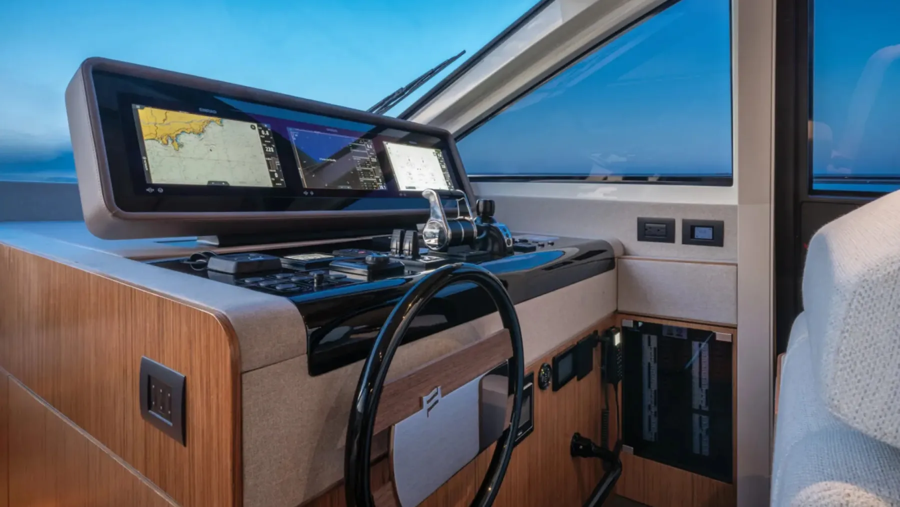 Ferretti Yachts 670 – morski penthouse s 32 vozli elegance in moči