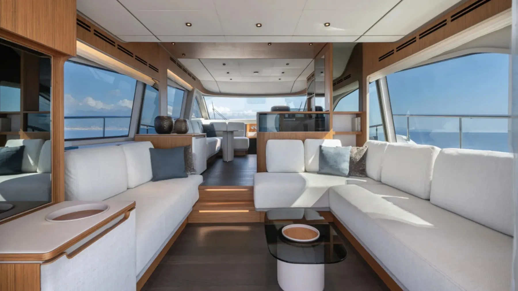 Ferretti Yachts 670 – morski penthouse s 32 vozli elegance in moči