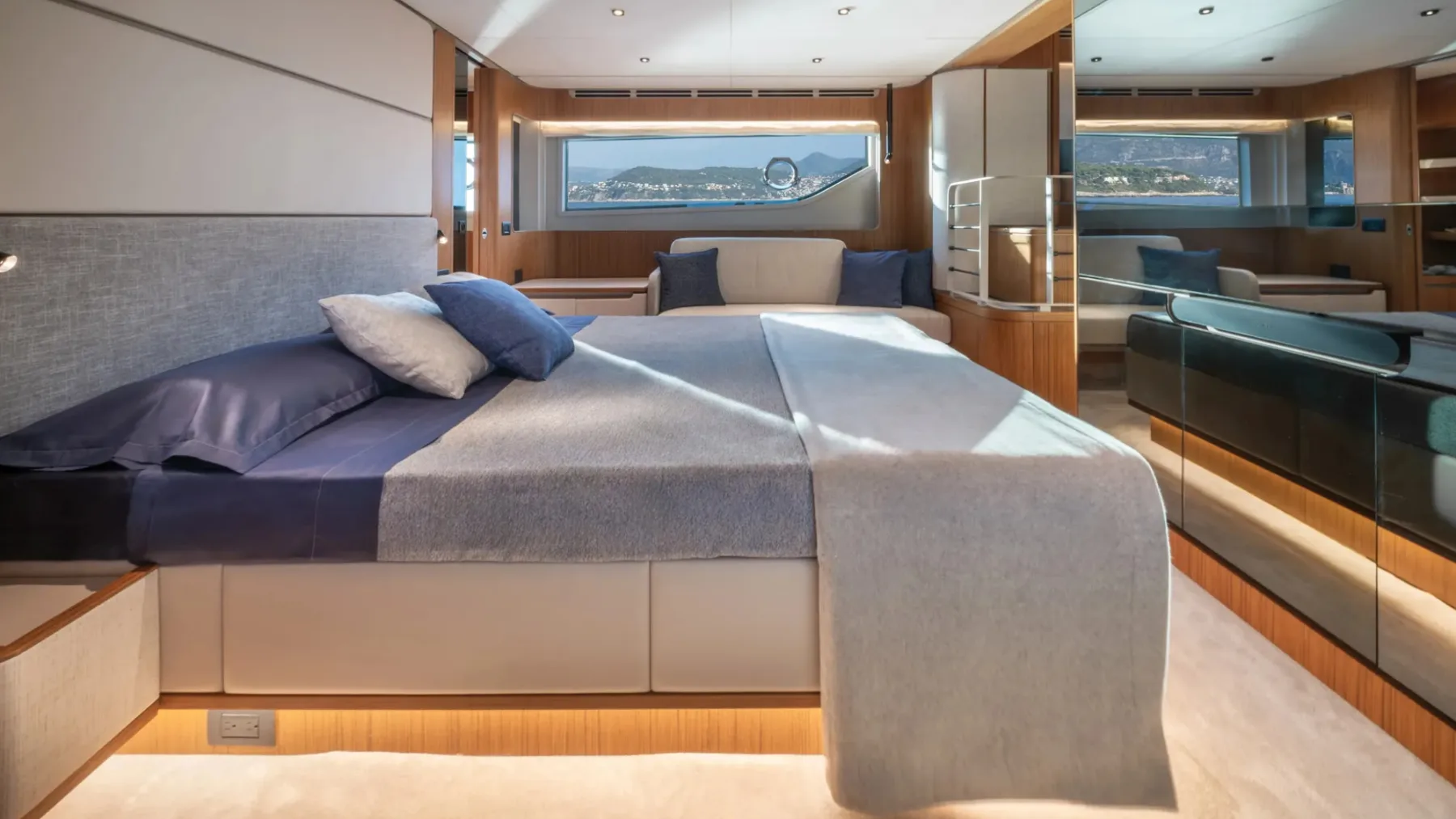 Ferretti Yachts 670 – morski penthouse s 32 vozli elegance in moči