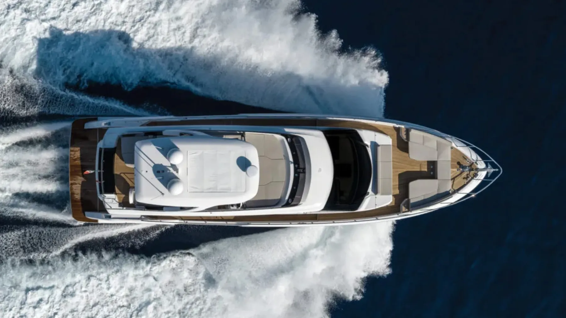 Ferretti Yachts 670 – morski penthouse s 32 vozli elegance in moči