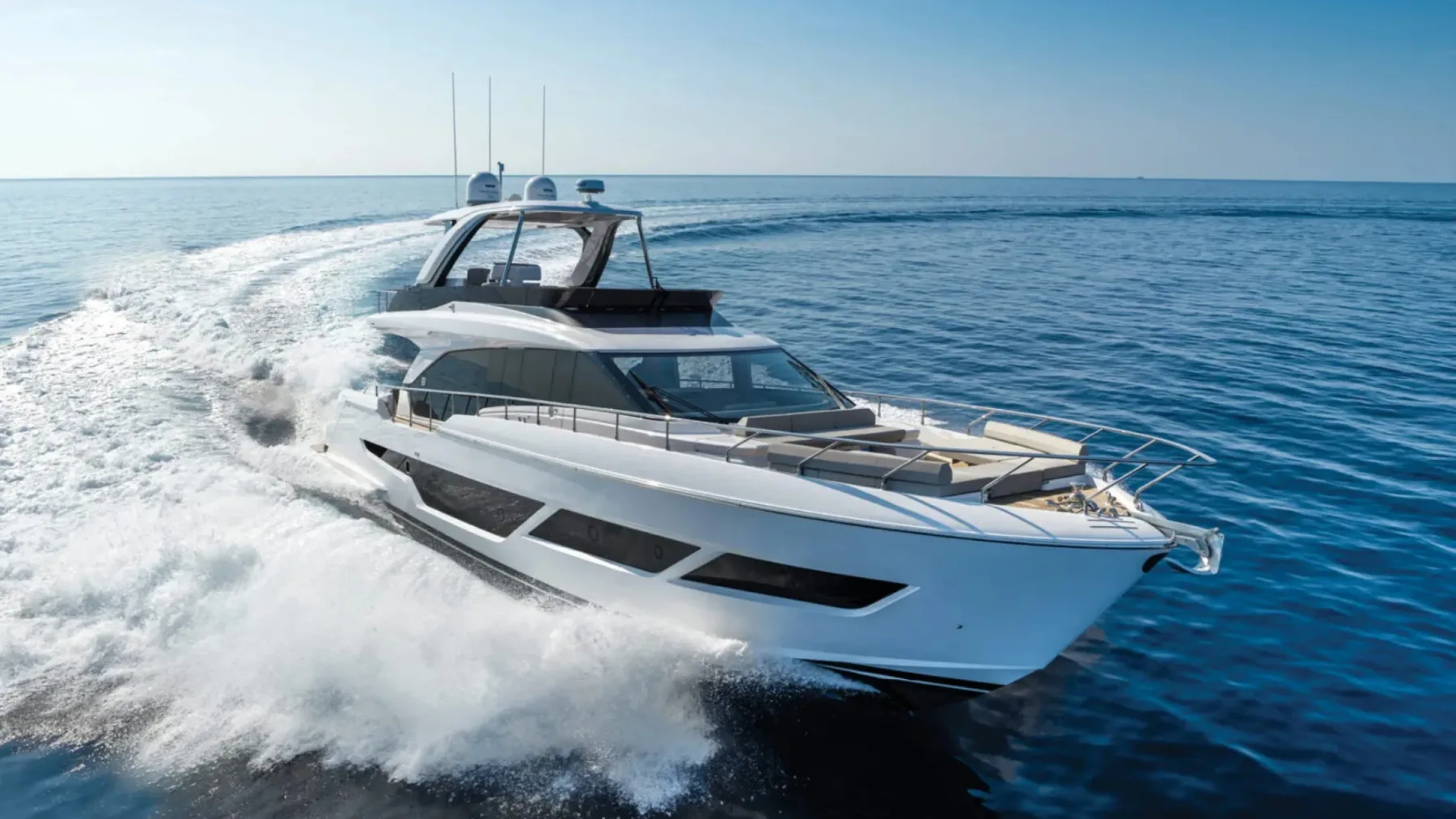 Ferretti Yachts 670 – morski penthouse s 32 vozli elegance in moči