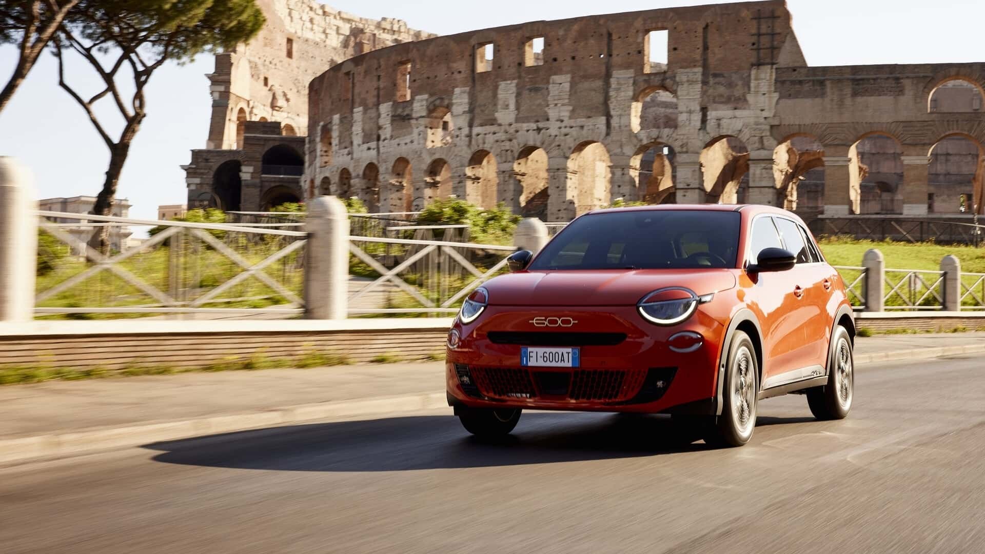 Fiat 600, oziroma Seicento je znova z nami: mestni križanec z Jeepovim DNK in zelenim srcem