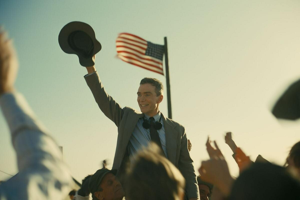Filmska recenzija – Oppenheimer – Biografska bomba na filmskem platnu