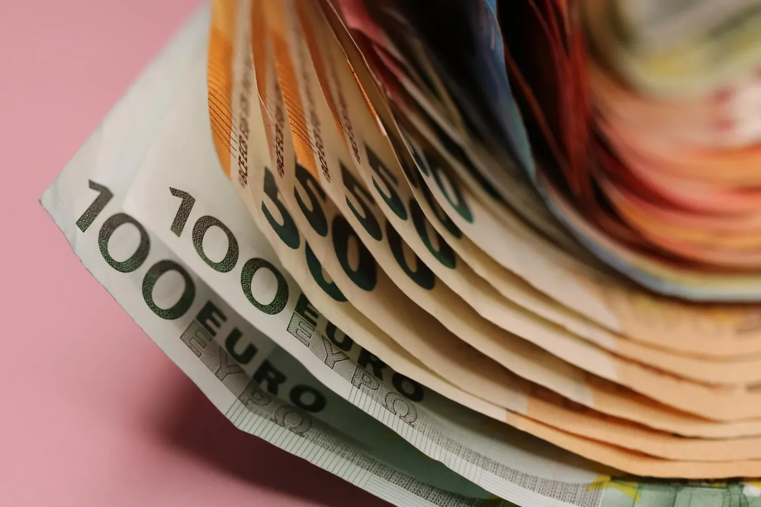 Finančni horoskop za maj 2025: komu bo denar padal z neba – in komu grozi finančna suša?
