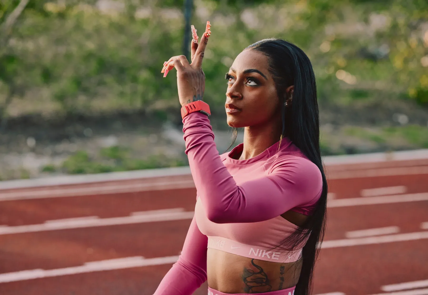 Fitbit Air proti Whoop: Kateri fitnes sledilnik brez zaslona je prava izbira za vaše zapestje?