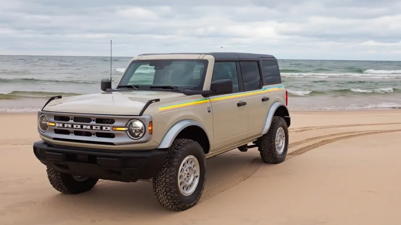 Ford Bronco Coastal Package 2025: terenec za sončne zahode in blatne vzpone