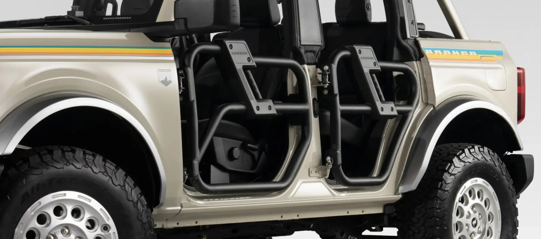 Ford Bronco Coastal Package 2025: terenec za sončne zahode in blatne vzpone