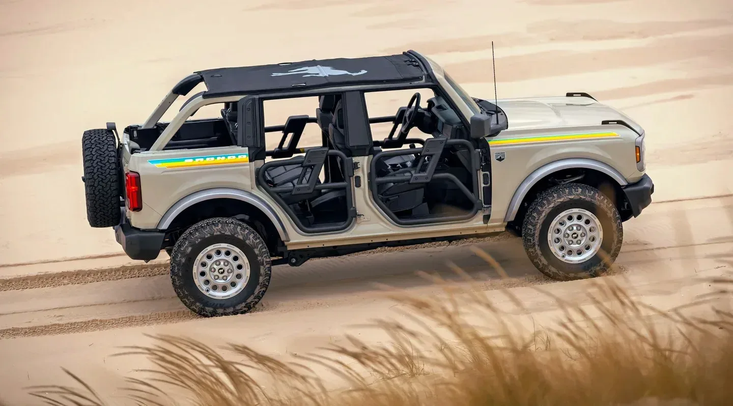 Ford Bronco Coastal Package 2025: terenec za sončne zahode in blatne vzpone